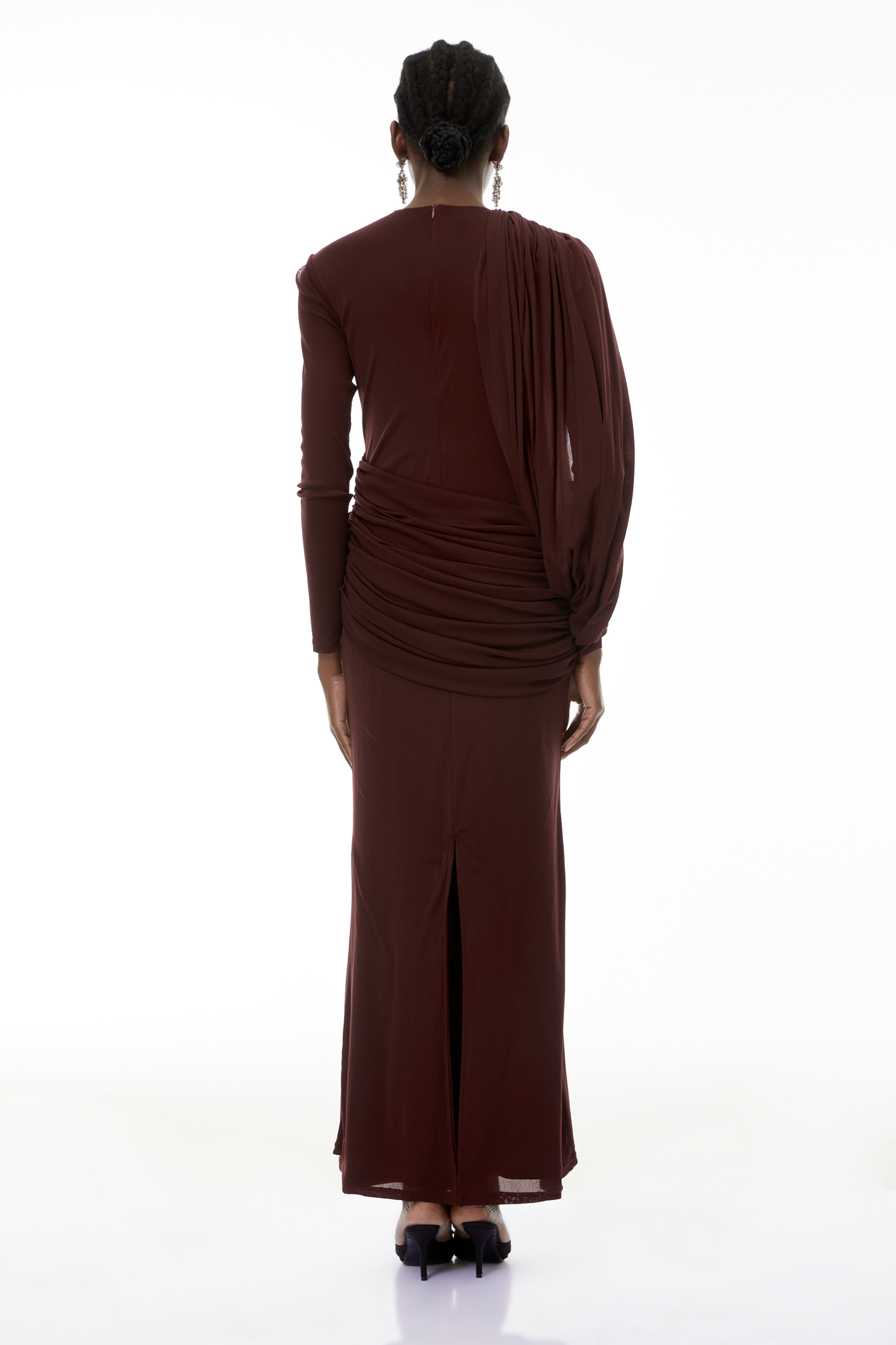 فستان طويل غير متماثل بزخارف من Briseis Russet