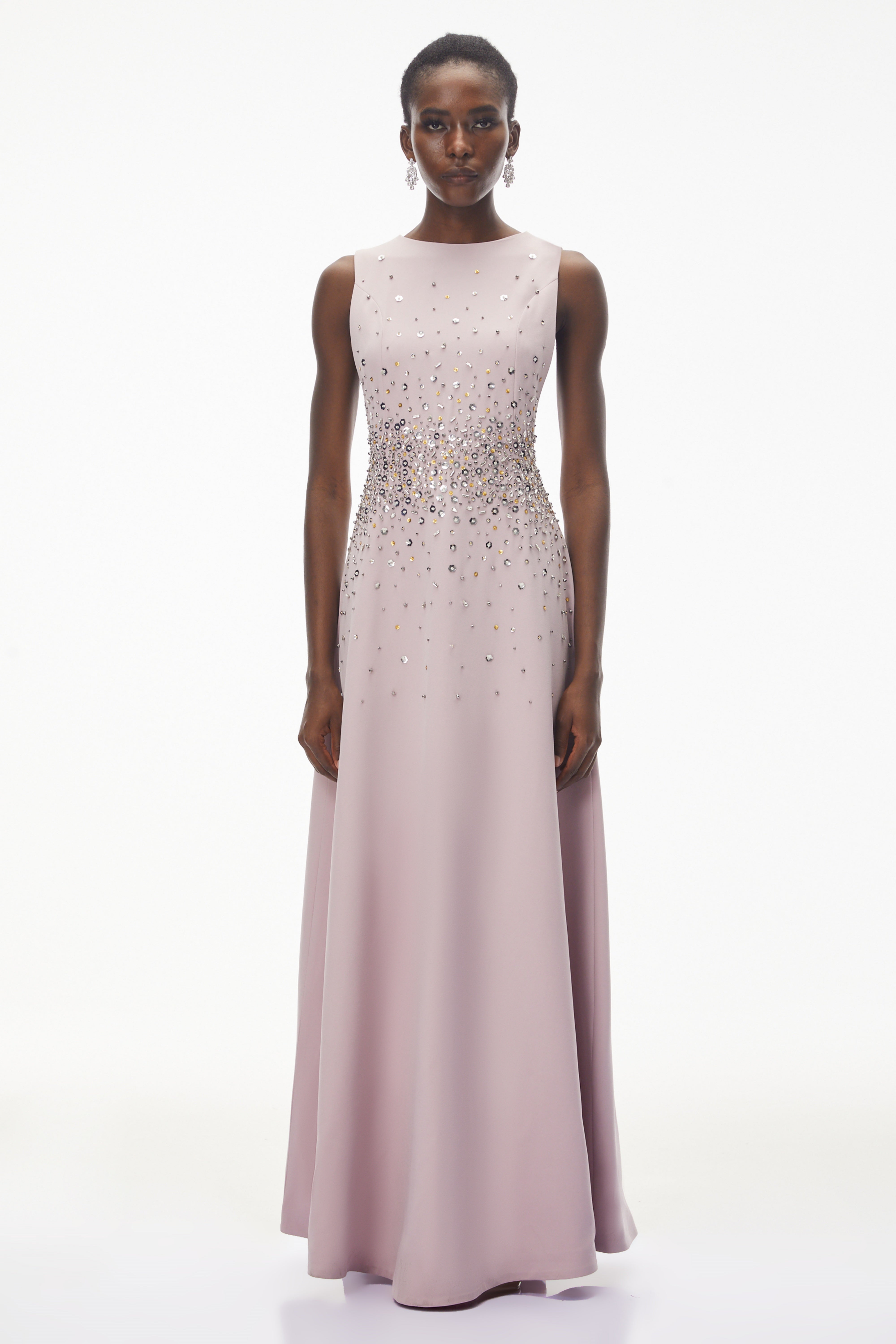 Bronislava – Maxikleid in Lotus-Rosa mit Verzierungen