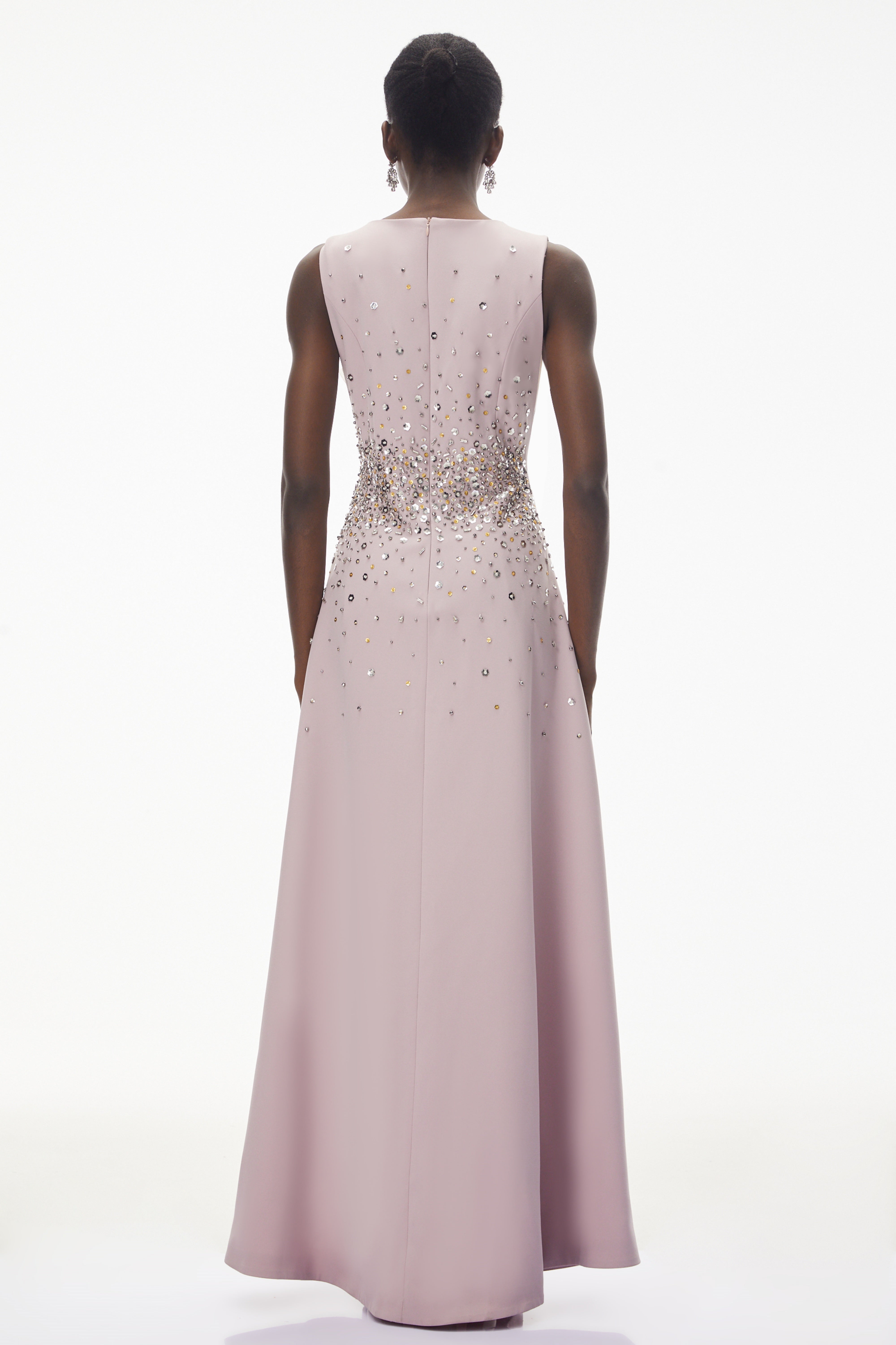 Bronislava – Maxikleid in Lotus-Rosa mit Verzierungen