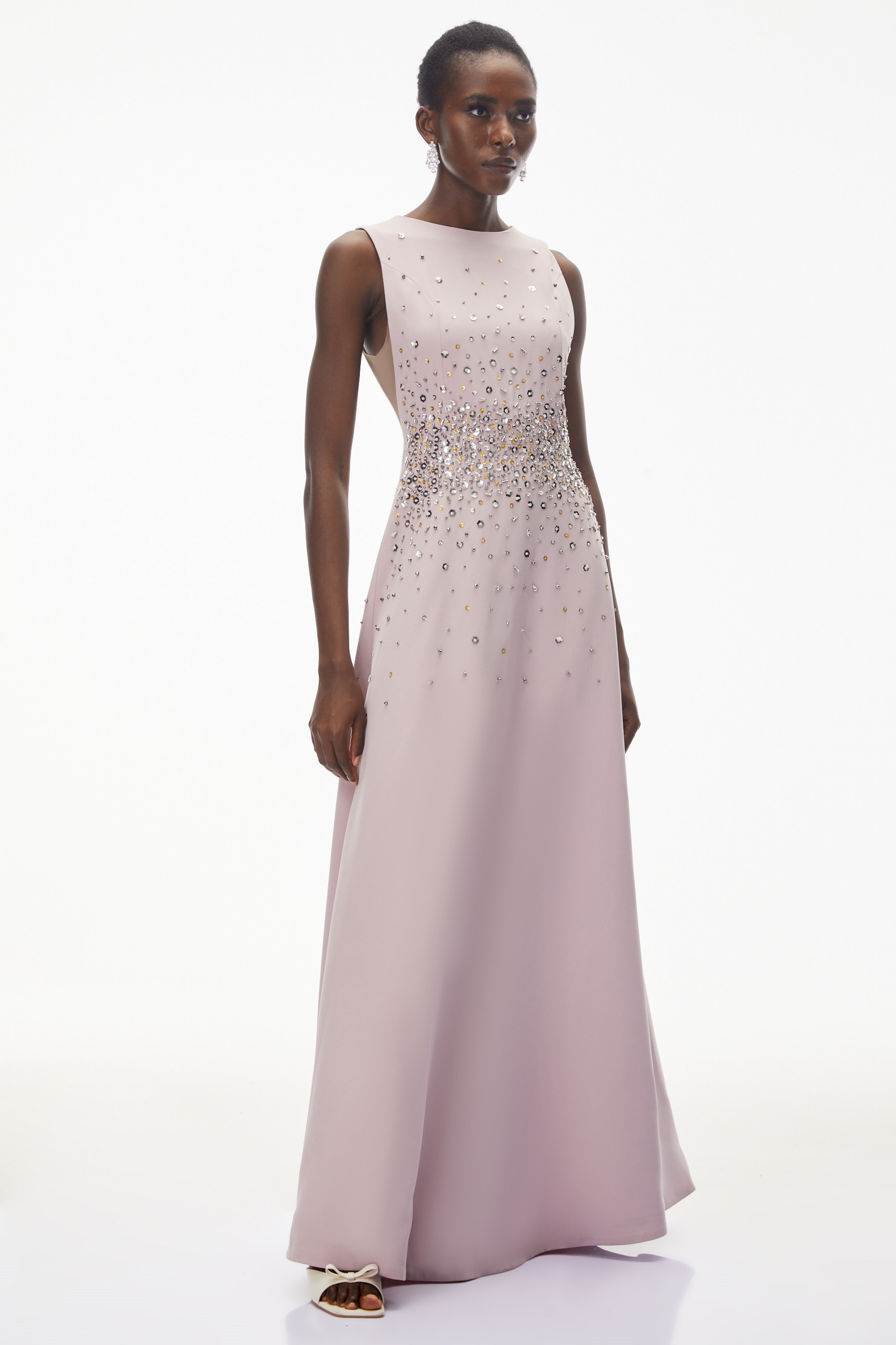 Bronislava – Maxikleid in Lotus-Rosa mit Verzierungen