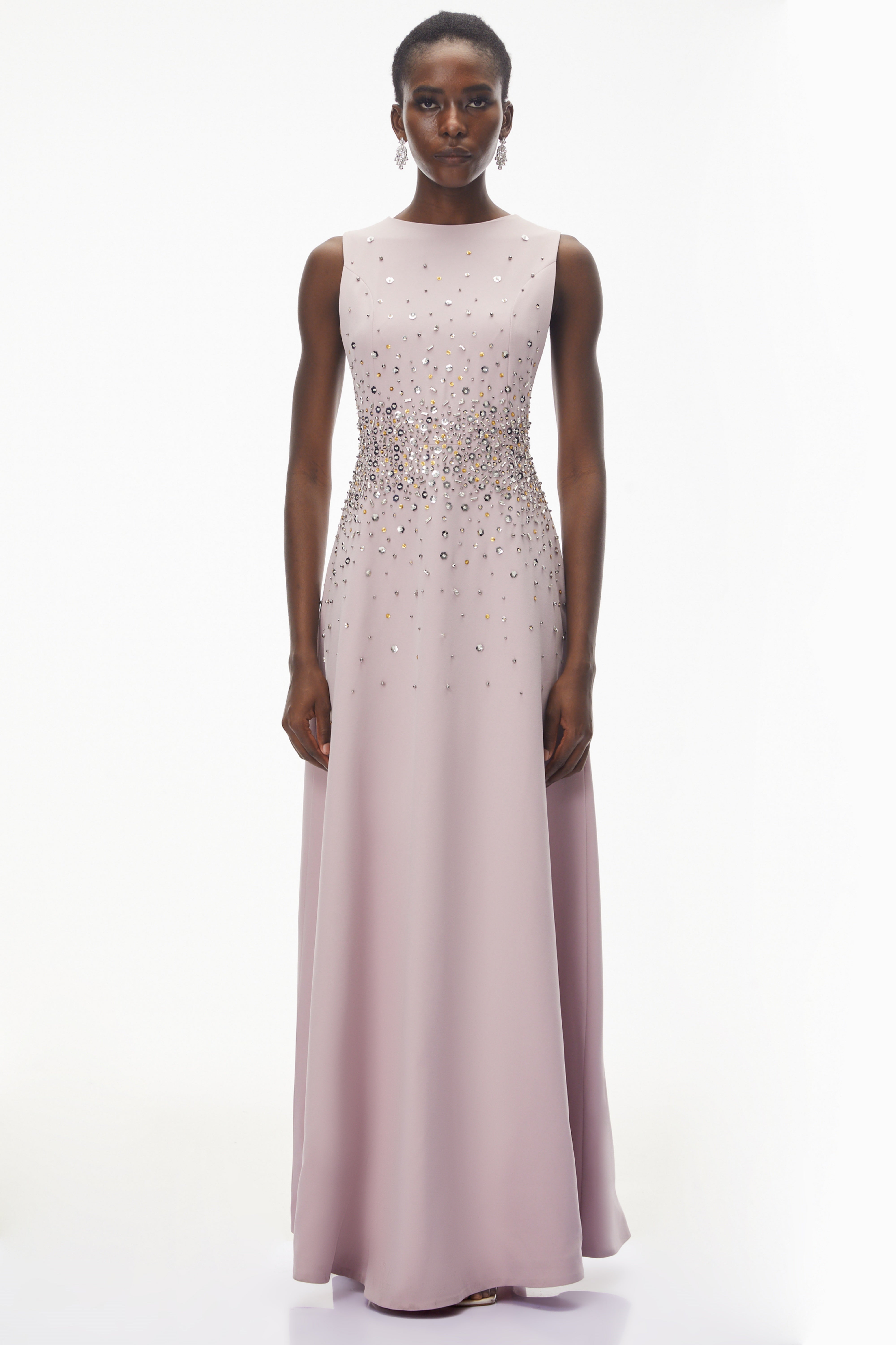 Bronislava – Maxikleid in Lotus-Rosa mit Verzierungen