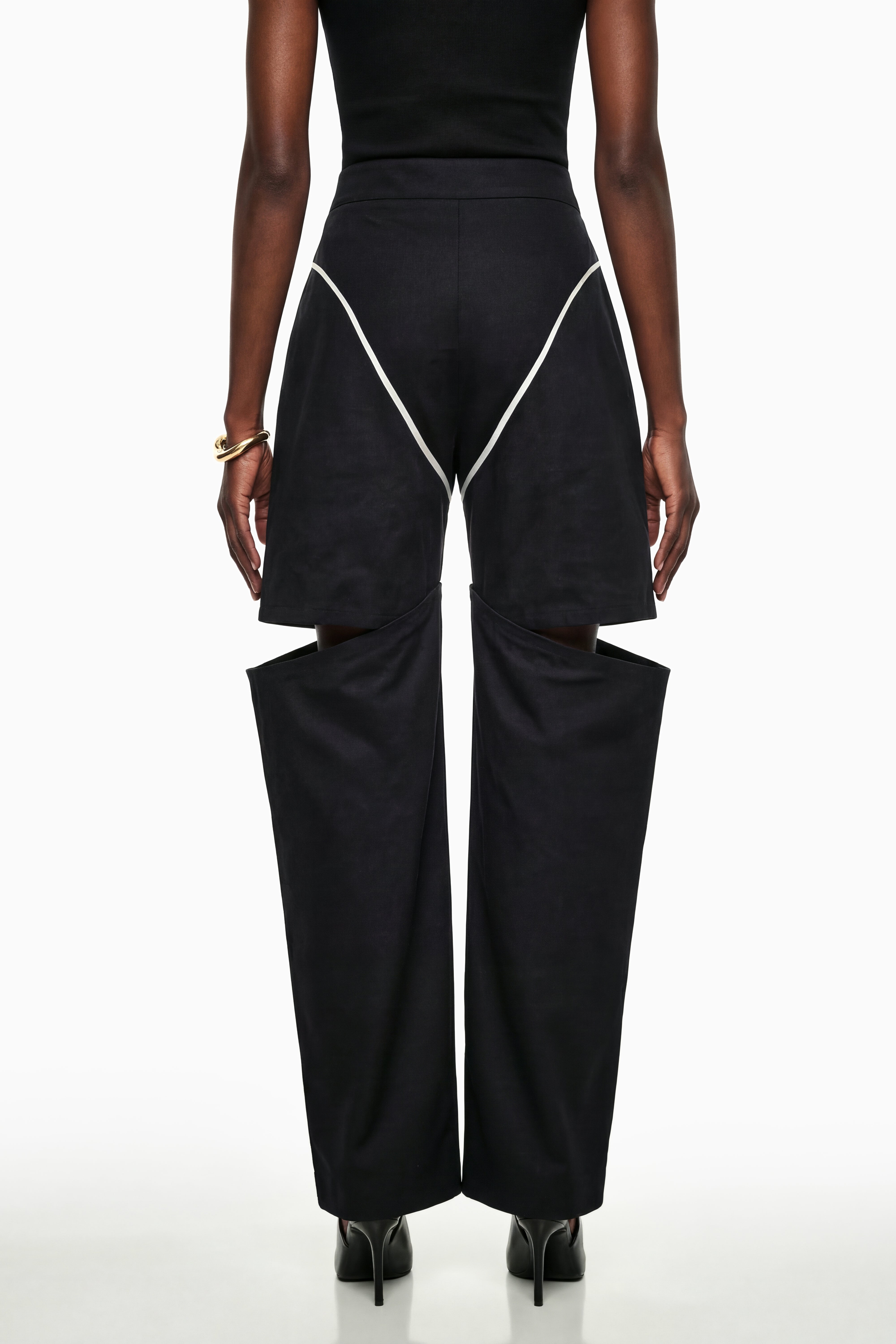 Calypso – Schwarze Hose mit Cut-outs und weitem Bein