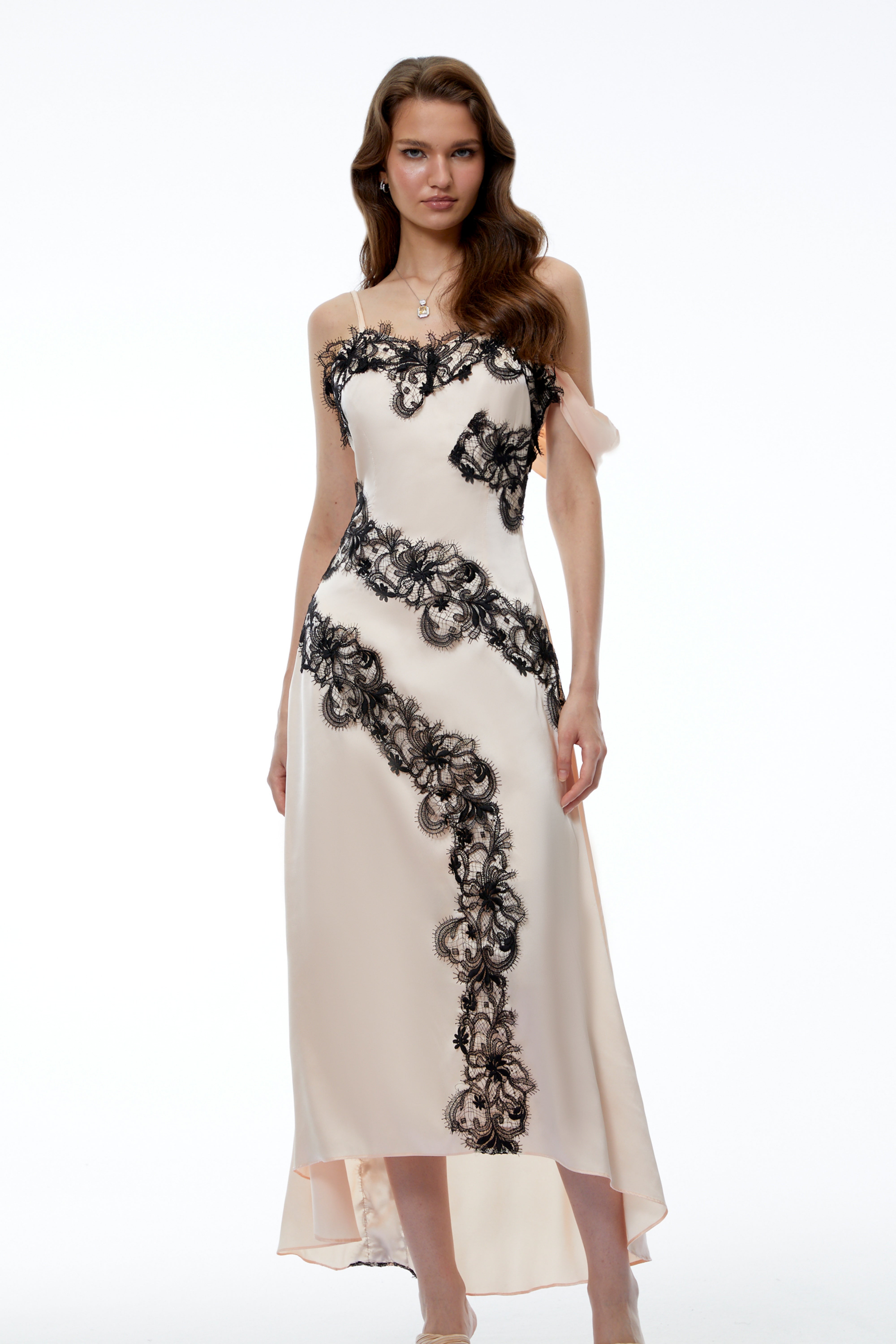 Robe midi asymétrique blanc crème Carl avec empiècements en dentelle
