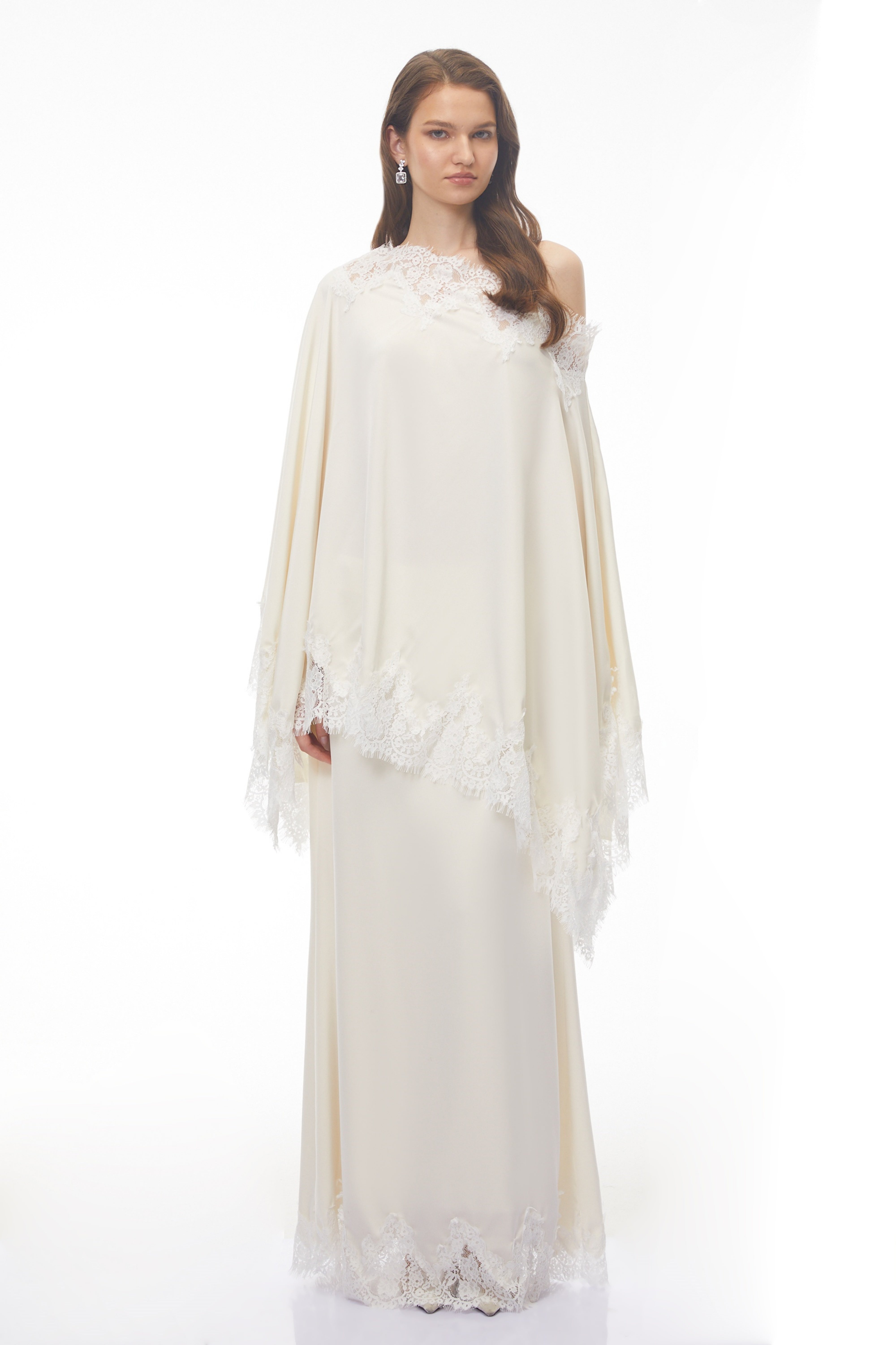 Robe longue Carlota couleur crème avec cape et bordures en dentelle