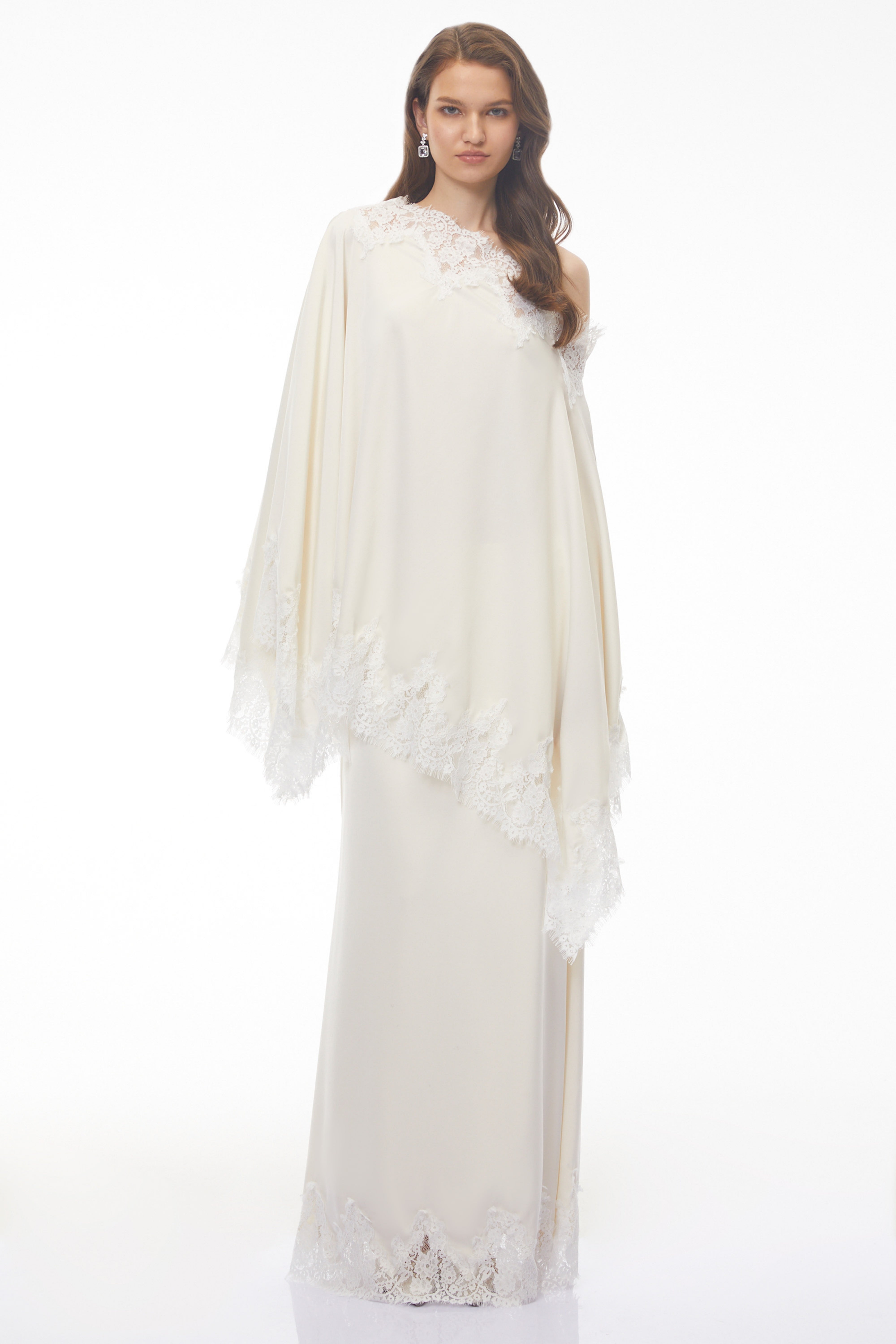 Robe longue Carlota couleur crème avec cape et bordures en dentelle