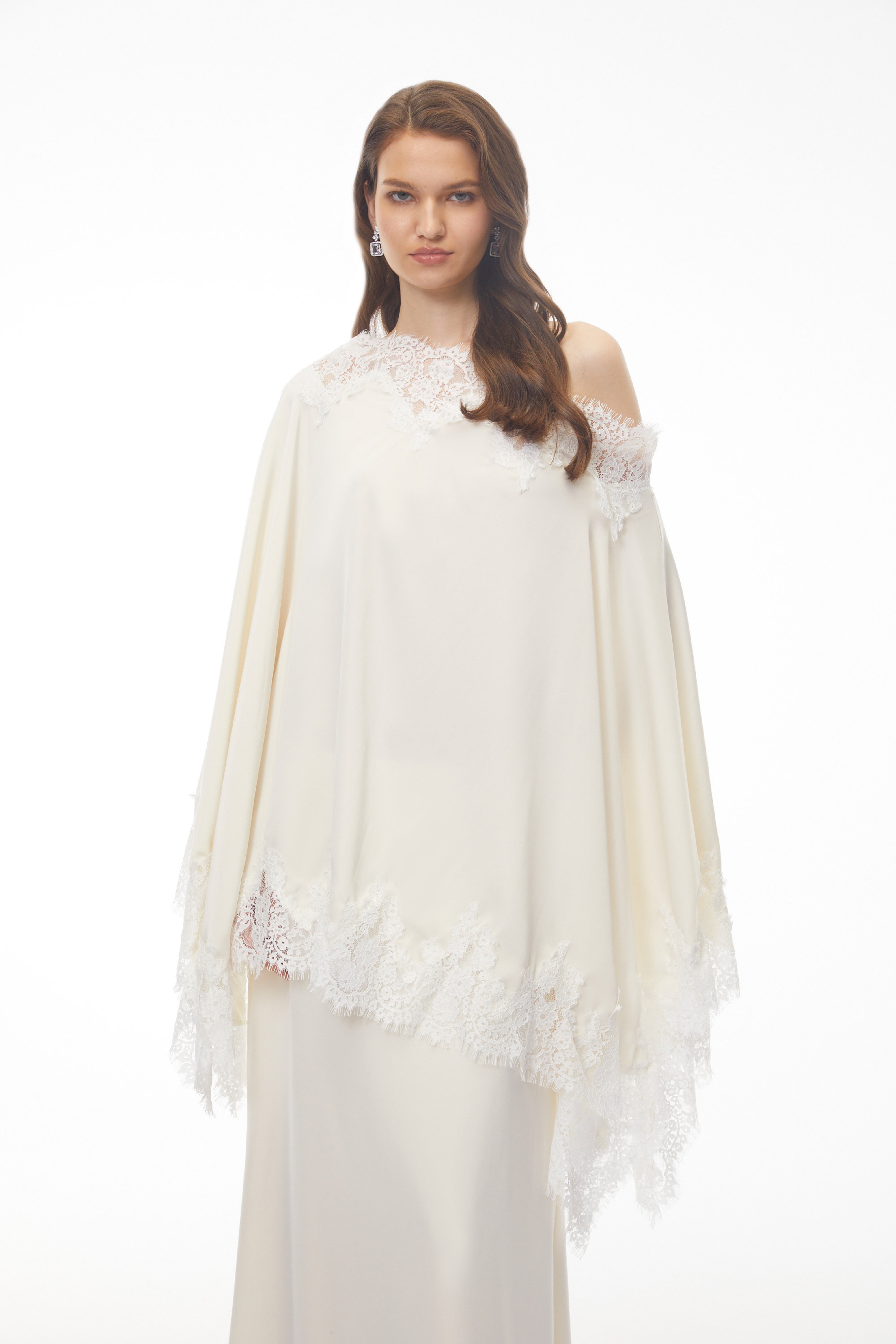 Robe longue Carlota couleur crème avec cape et bordures en dentelle