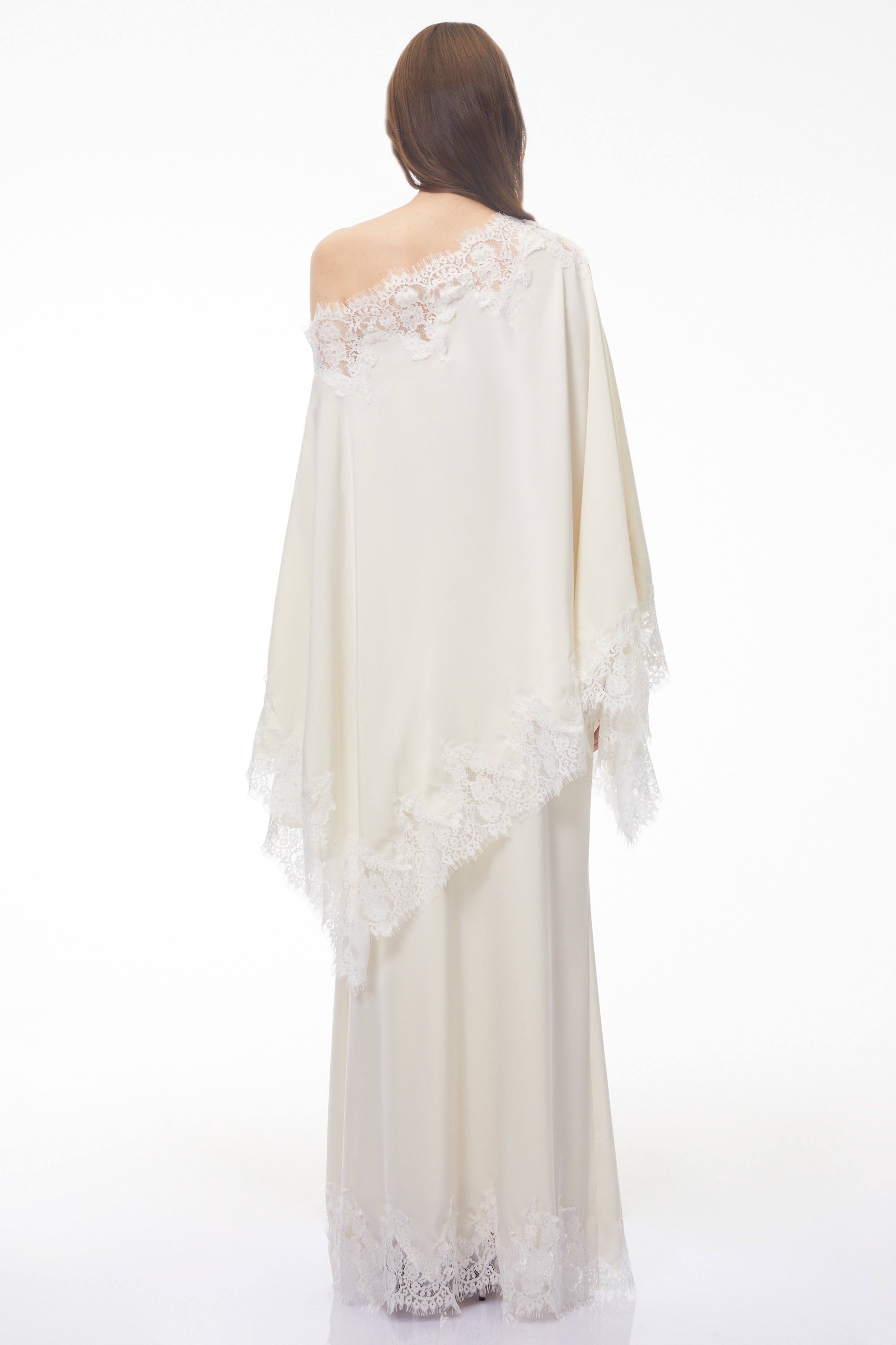 Robe longue Carlota couleur crème avec cape et bordures en dentelle