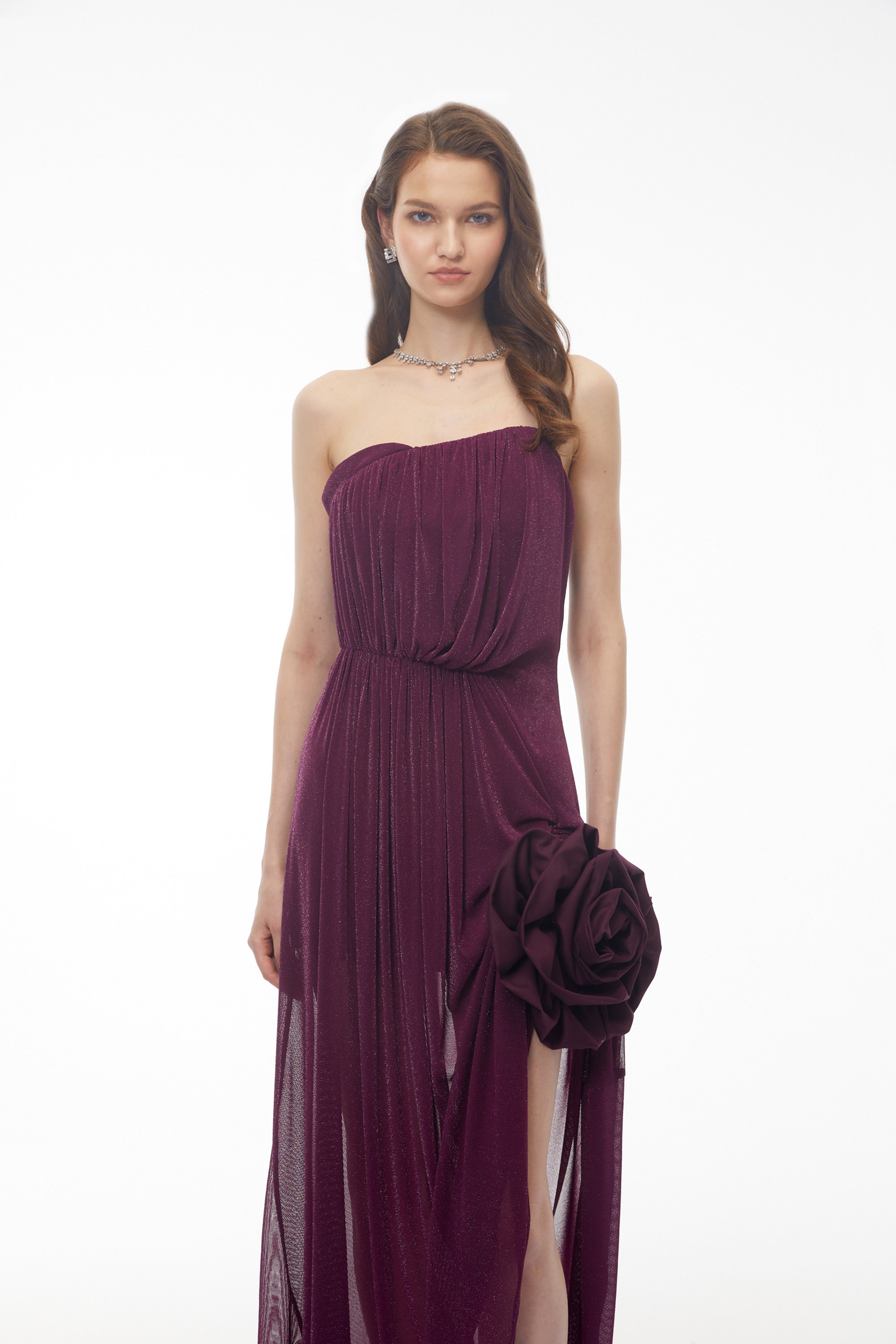 Robe longue asymétrique Yelyzaveta violette avec pétales en 3D