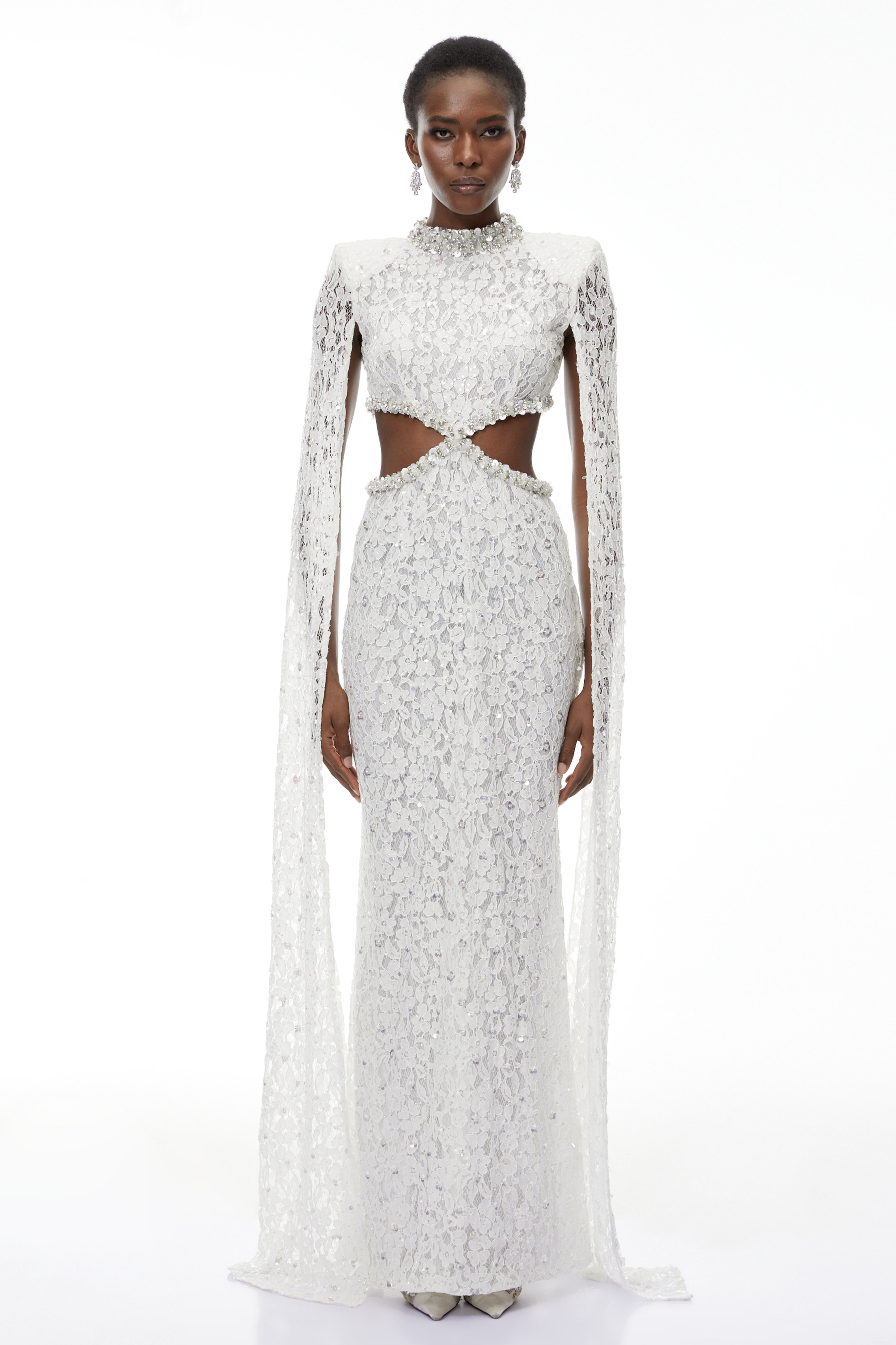 Chakame – Weißes Maxikleid mit Spitzenverzierungen