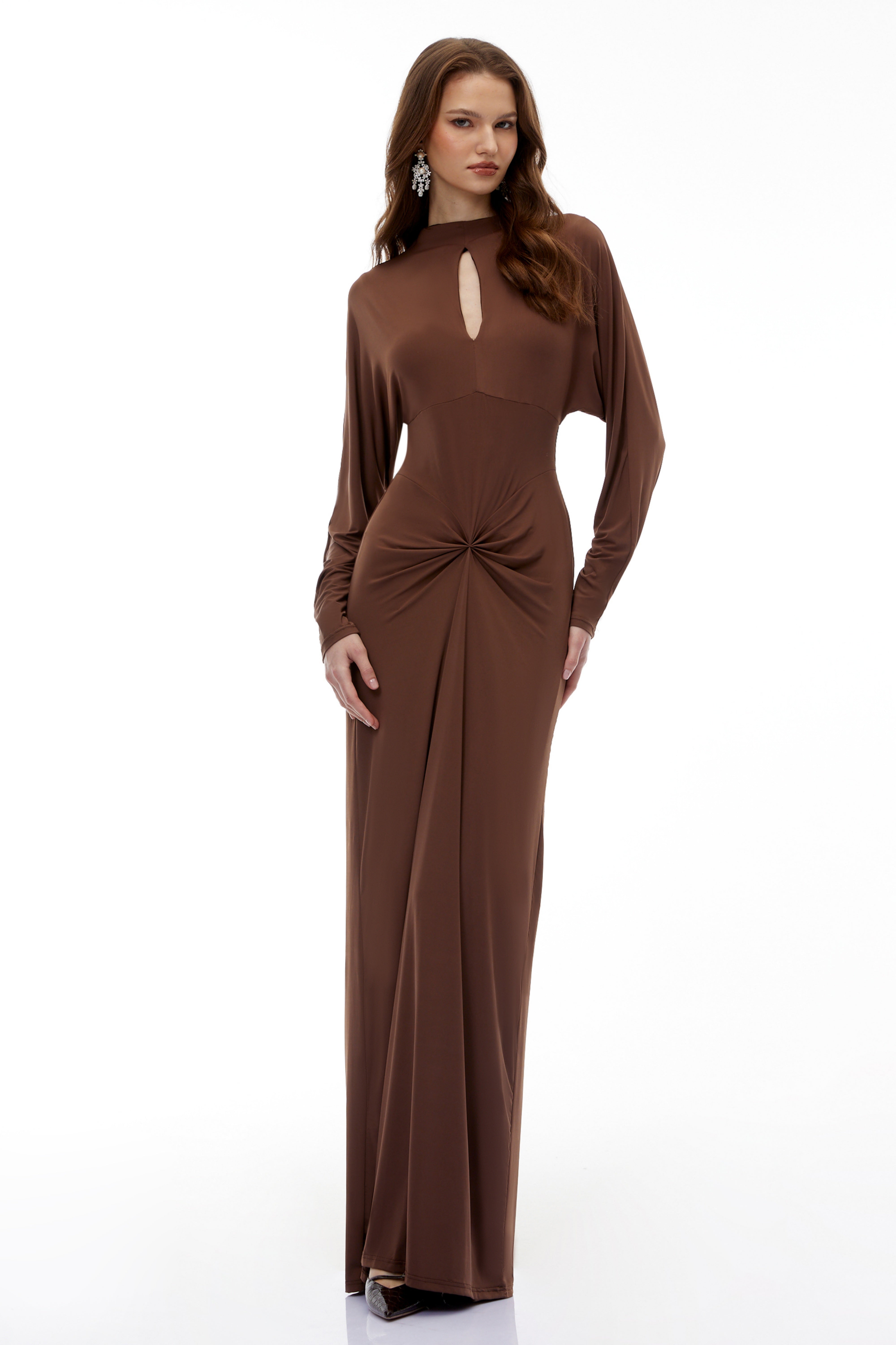 Clara – Maxikleid in Schokoladenbraun mit Schlüssellochausschnitt und gedrehter Vorderseite