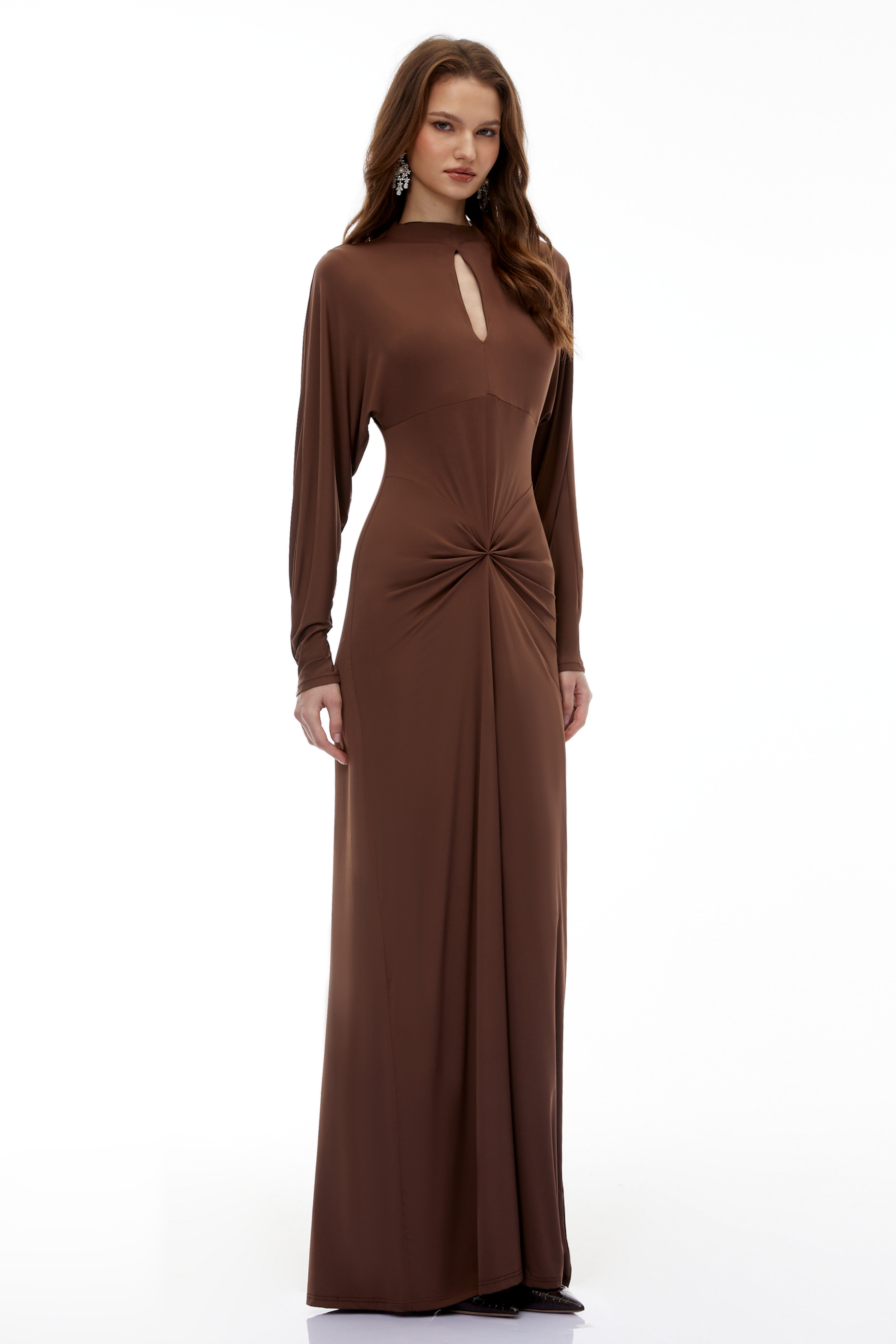 Clara – Maxikleid in Schokoladenbraun mit Schlüssellochausschnitt und gedrehter Vorderseite