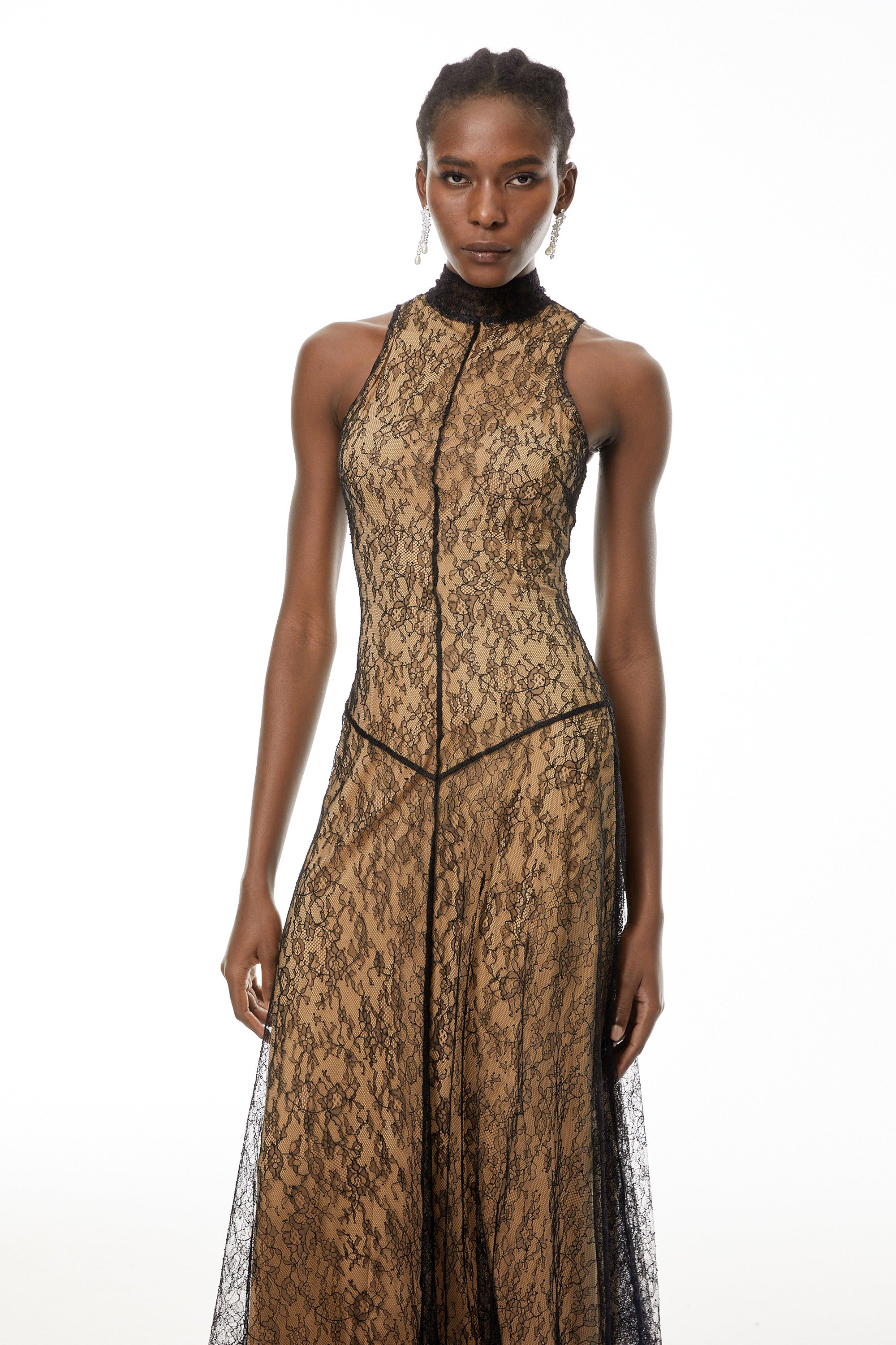 Cosmina Schwarzes Maxikleid mit Neckholder und floraler Spitze