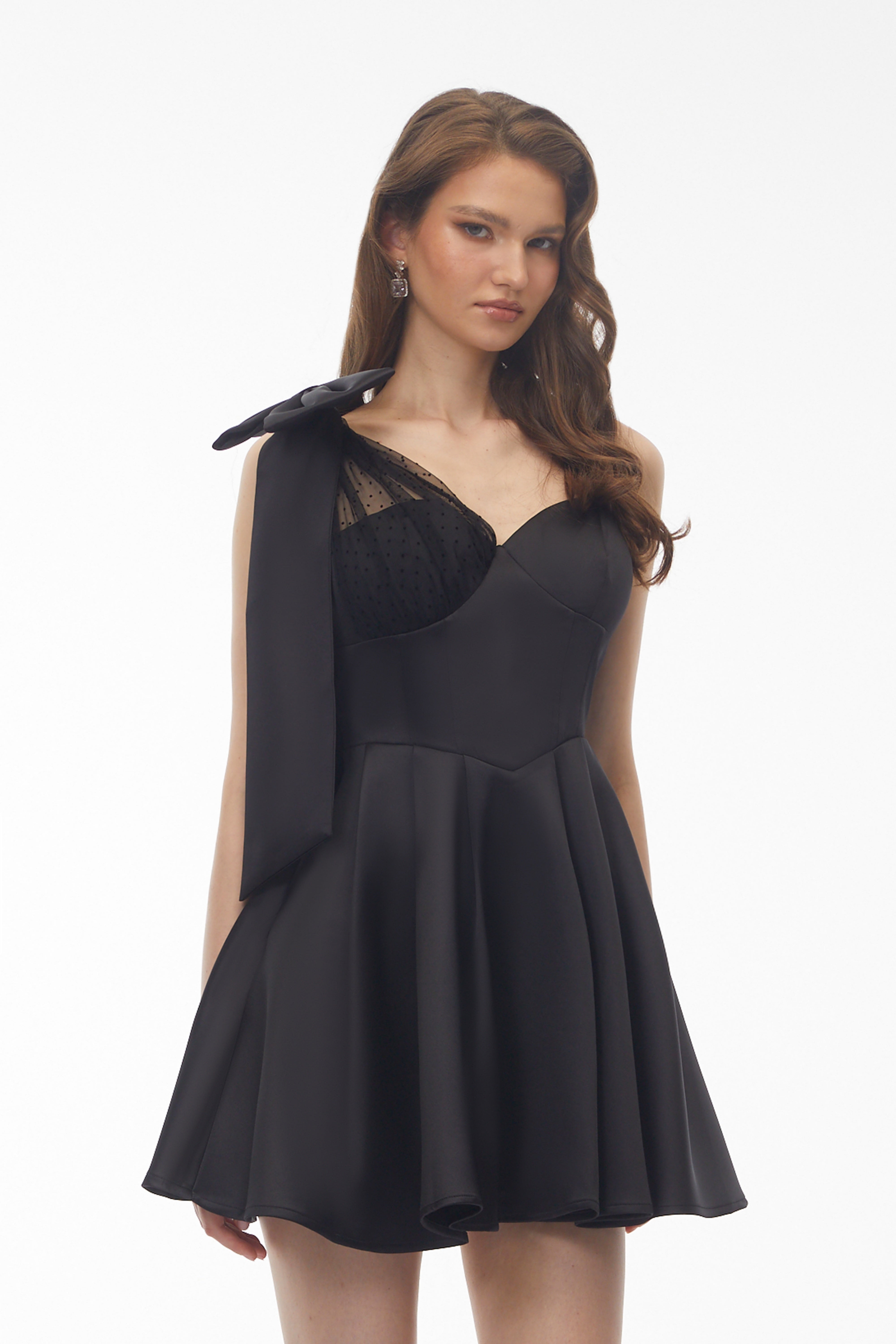 Mini-robe asymétrique Cressida Black avec empiècement en dentelle et nœud