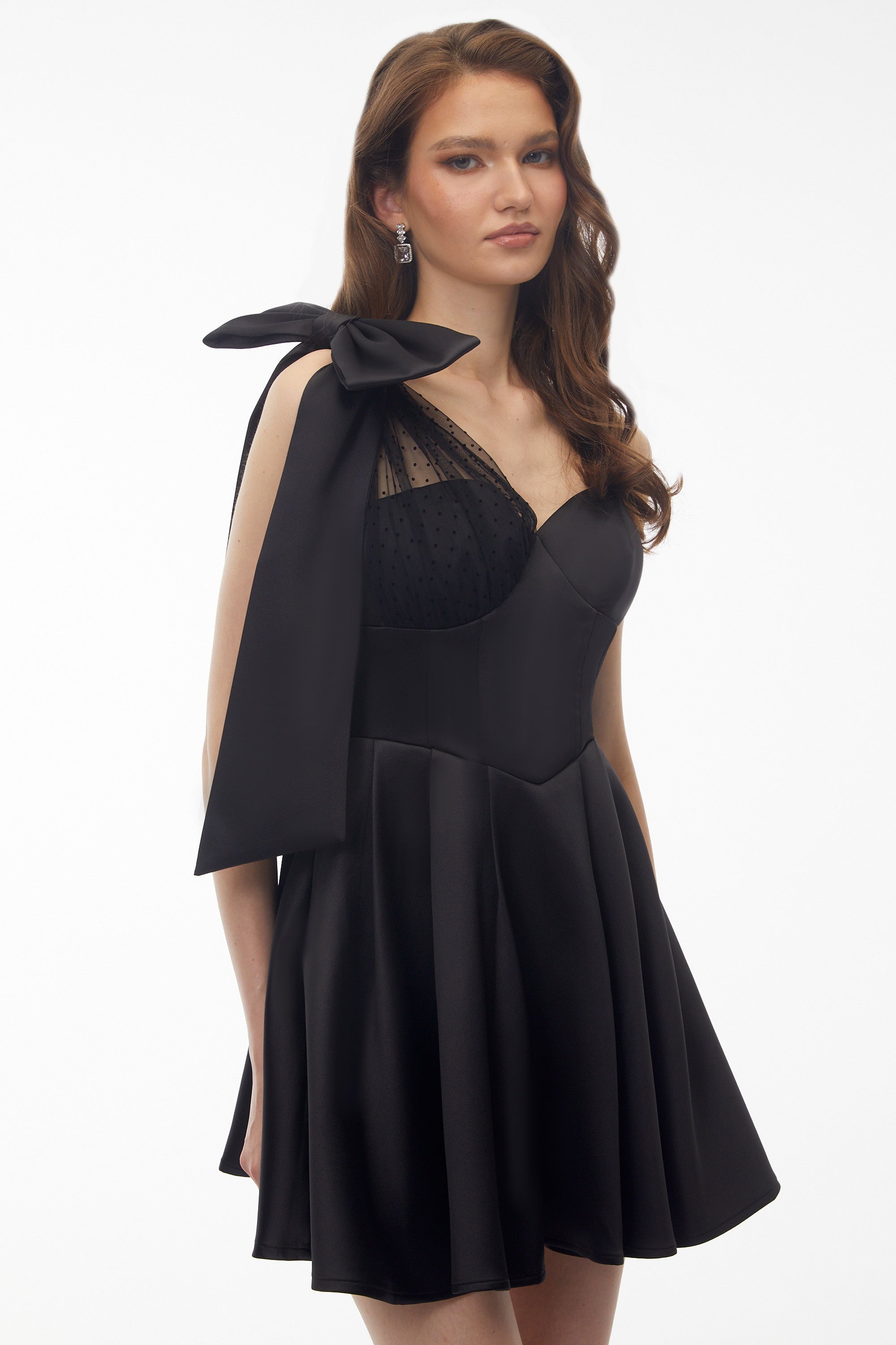 Mini-robe asymétrique Cressida Black avec empiècement en dentelle et nœud