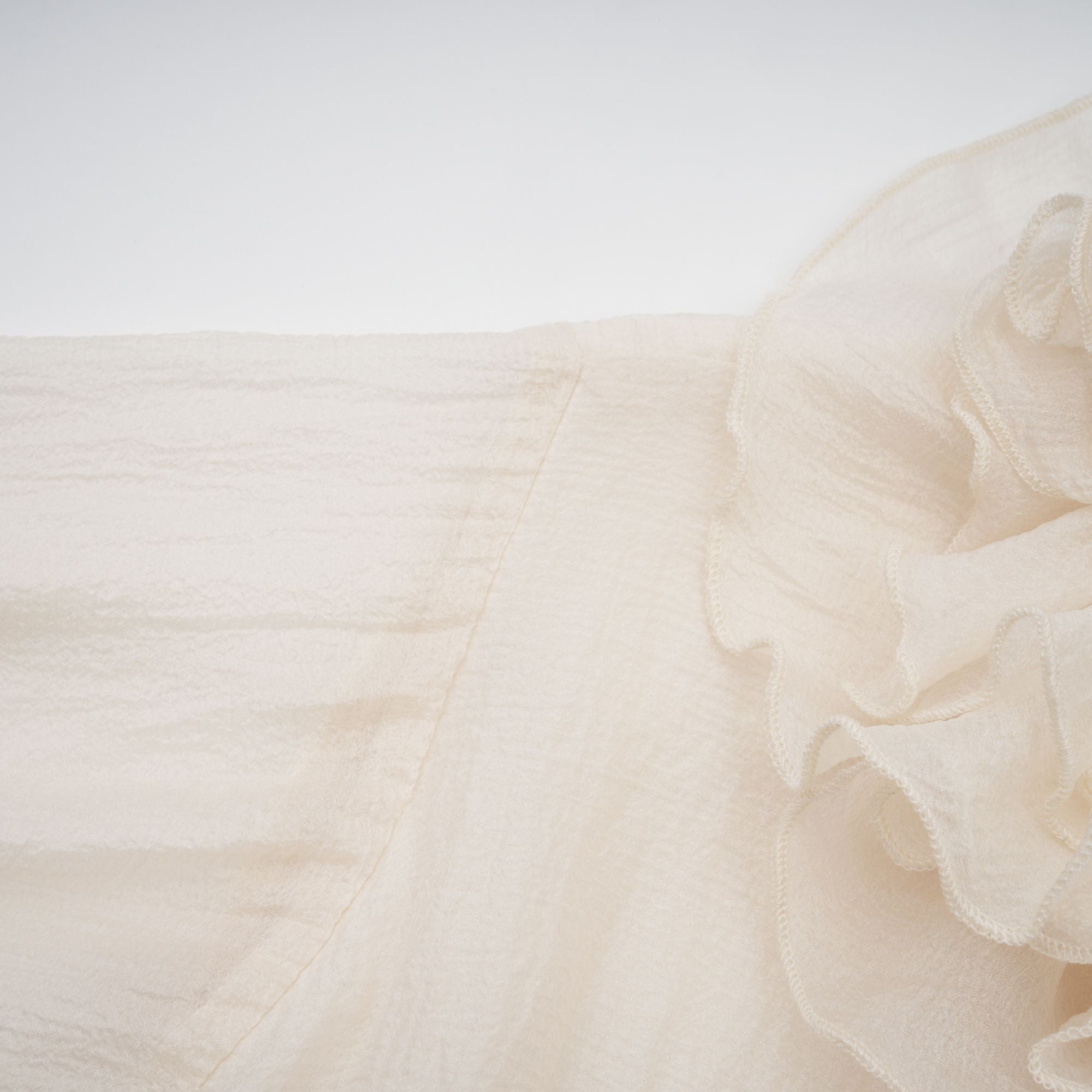 فستان قصير بطبقات مزين بالزهور من Zéphyrine باللون المحايد