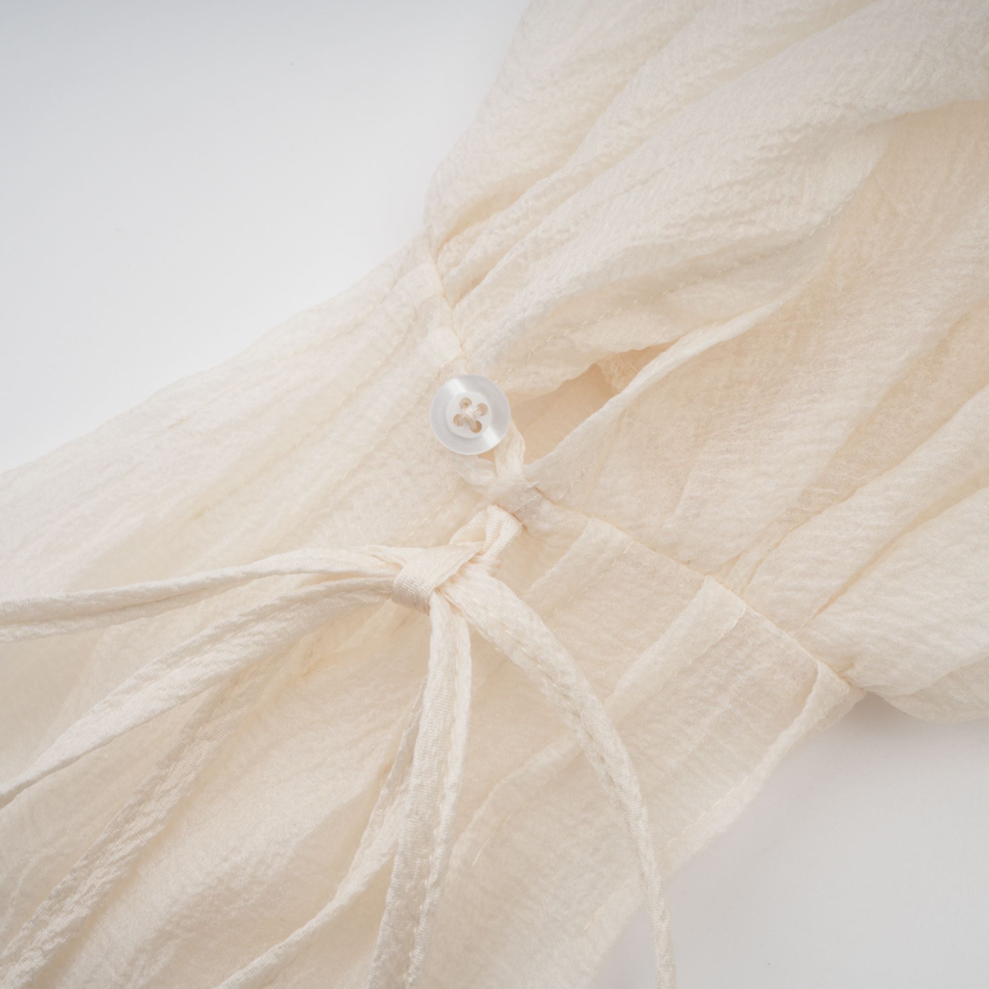 فستان قصير بطبقات مزين بالزهور من Zéphyrine باللون المحايد