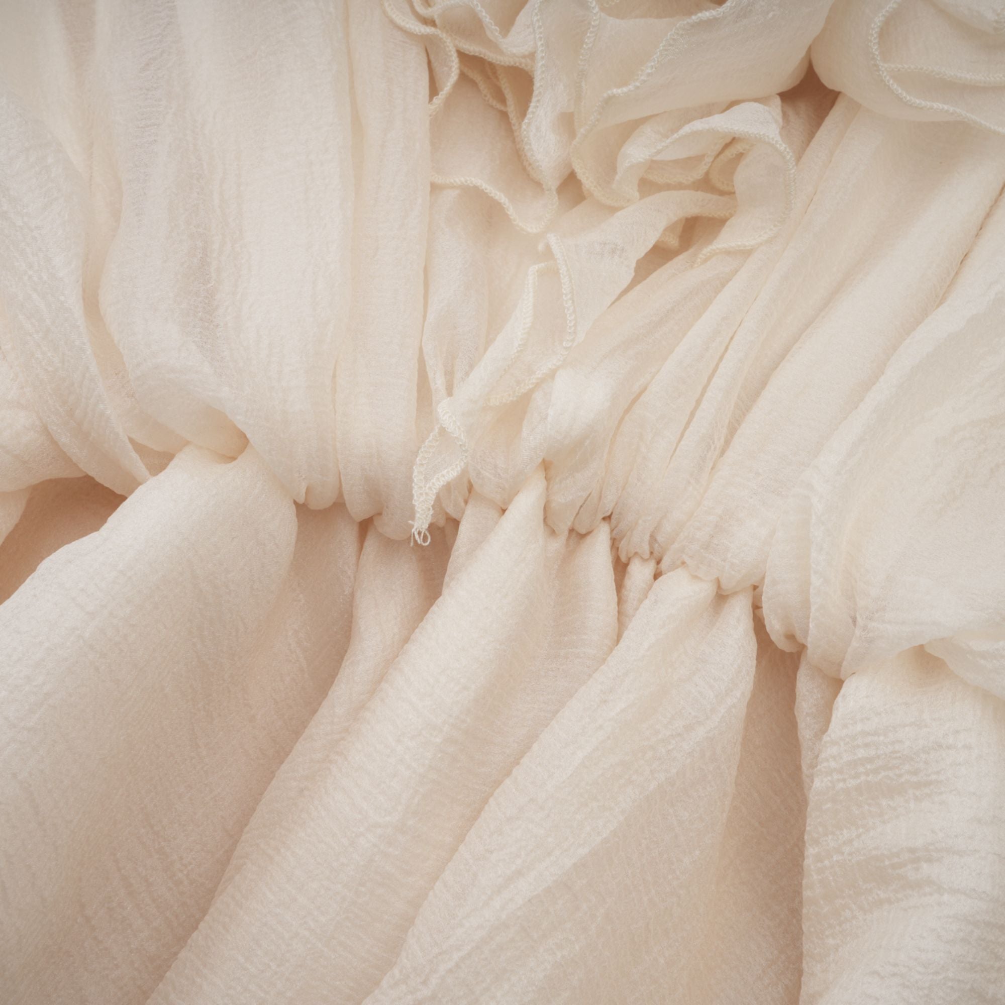 فستان قصير بطبقات مزين بالزهور من Zéphyrine باللون المحايد