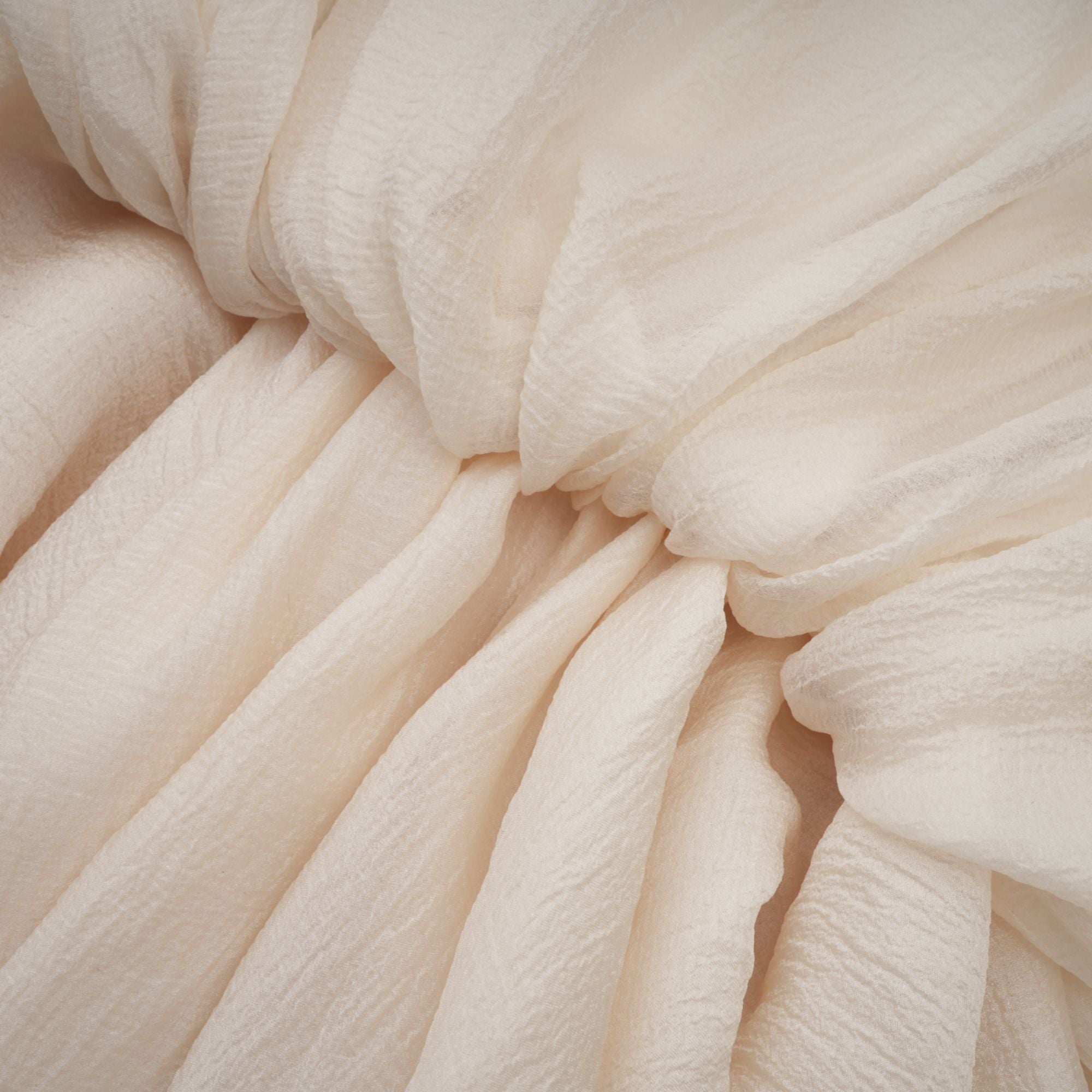 فستان قصير بطبقات مزين بالزهور من Zéphyrine باللون المحايد