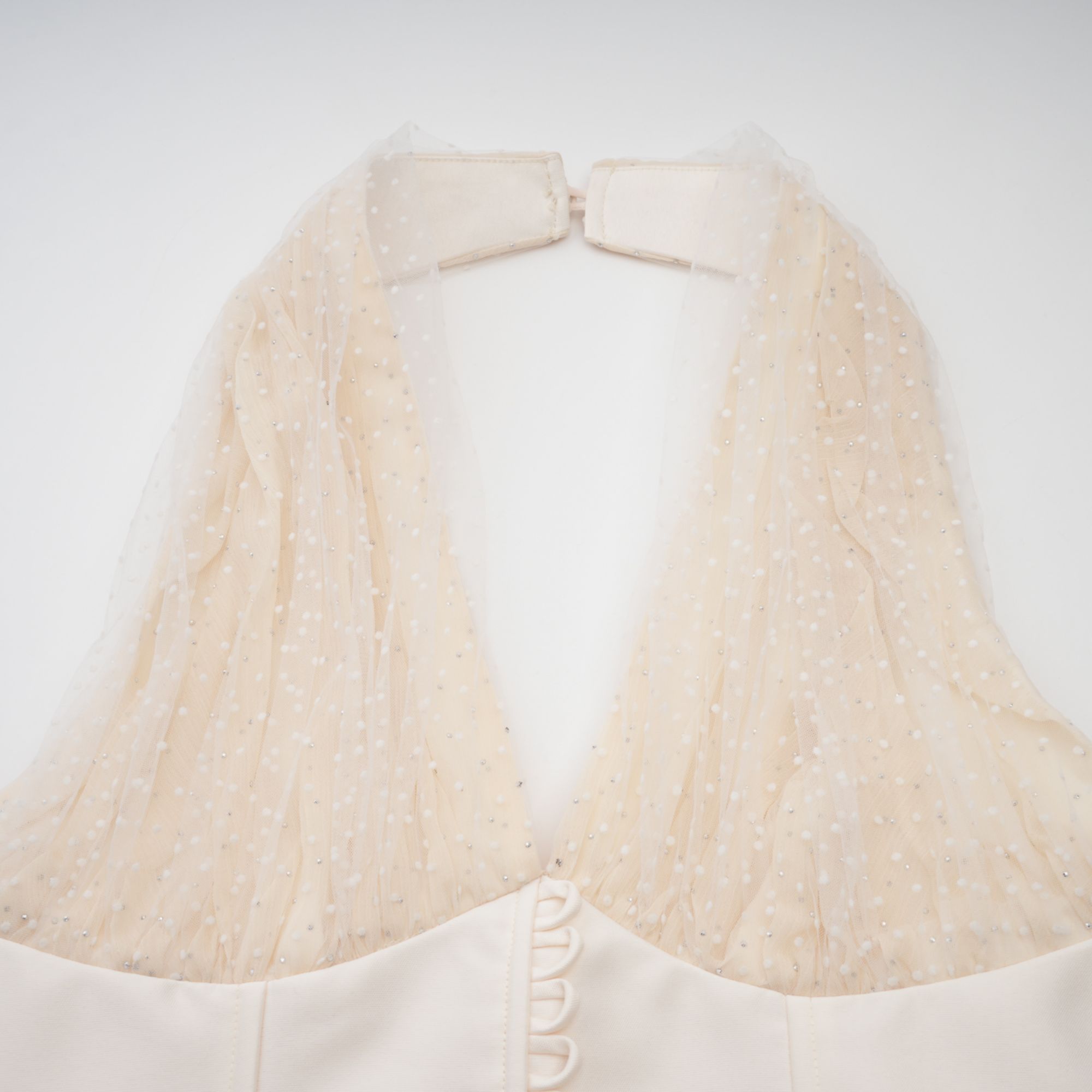 فستان شارلوت من التول متوسط الطول بفتحة رقبة على شكل حرف V