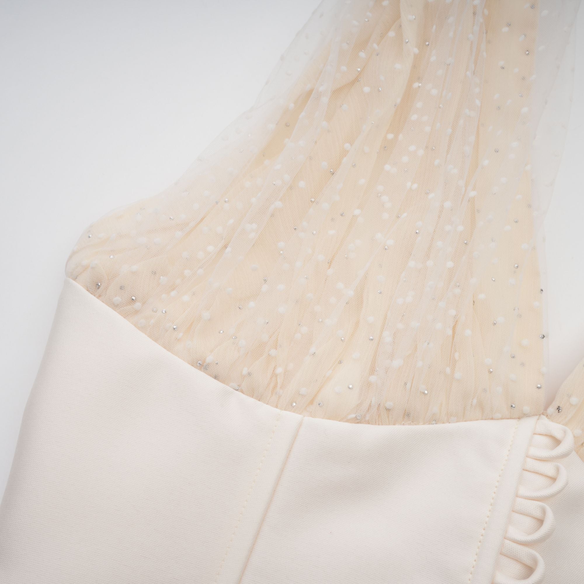 فستان شارلوت من التول متوسط الطول بفتحة رقبة على شكل حرف V