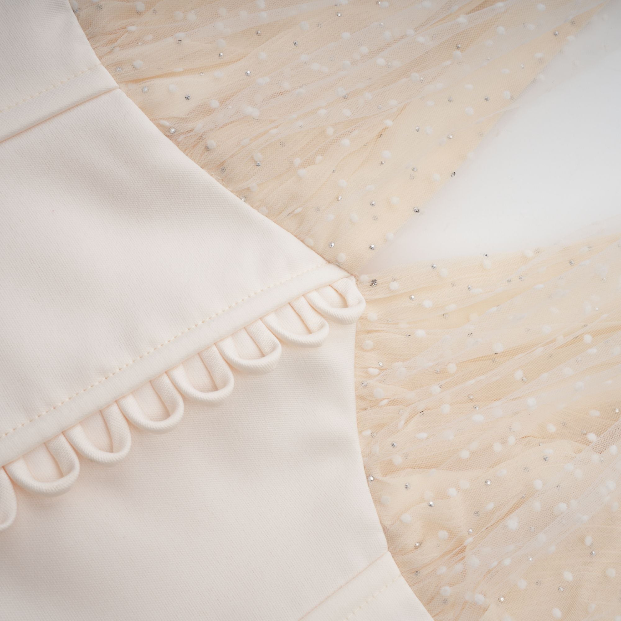 فستان شارلوت من التول متوسط الطول بفتحة رقبة على شكل حرف V