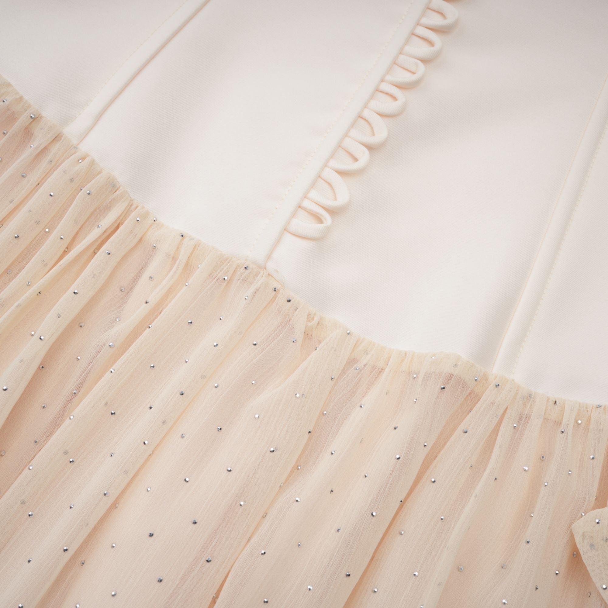 فستان شارلوت من التول متوسط الطول بفتحة رقبة على شكل حرف V