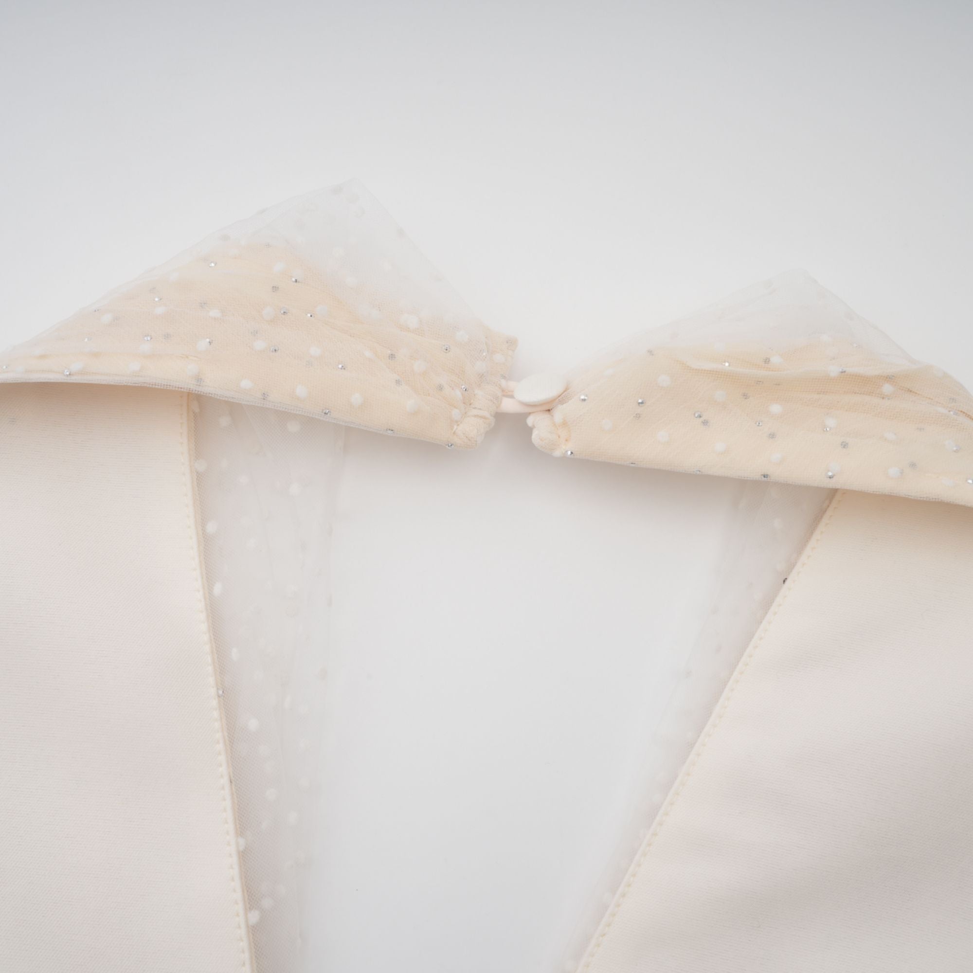 فستان شارلوت من التول متوسط الطول بفتحة رقبة على شكل حرف V