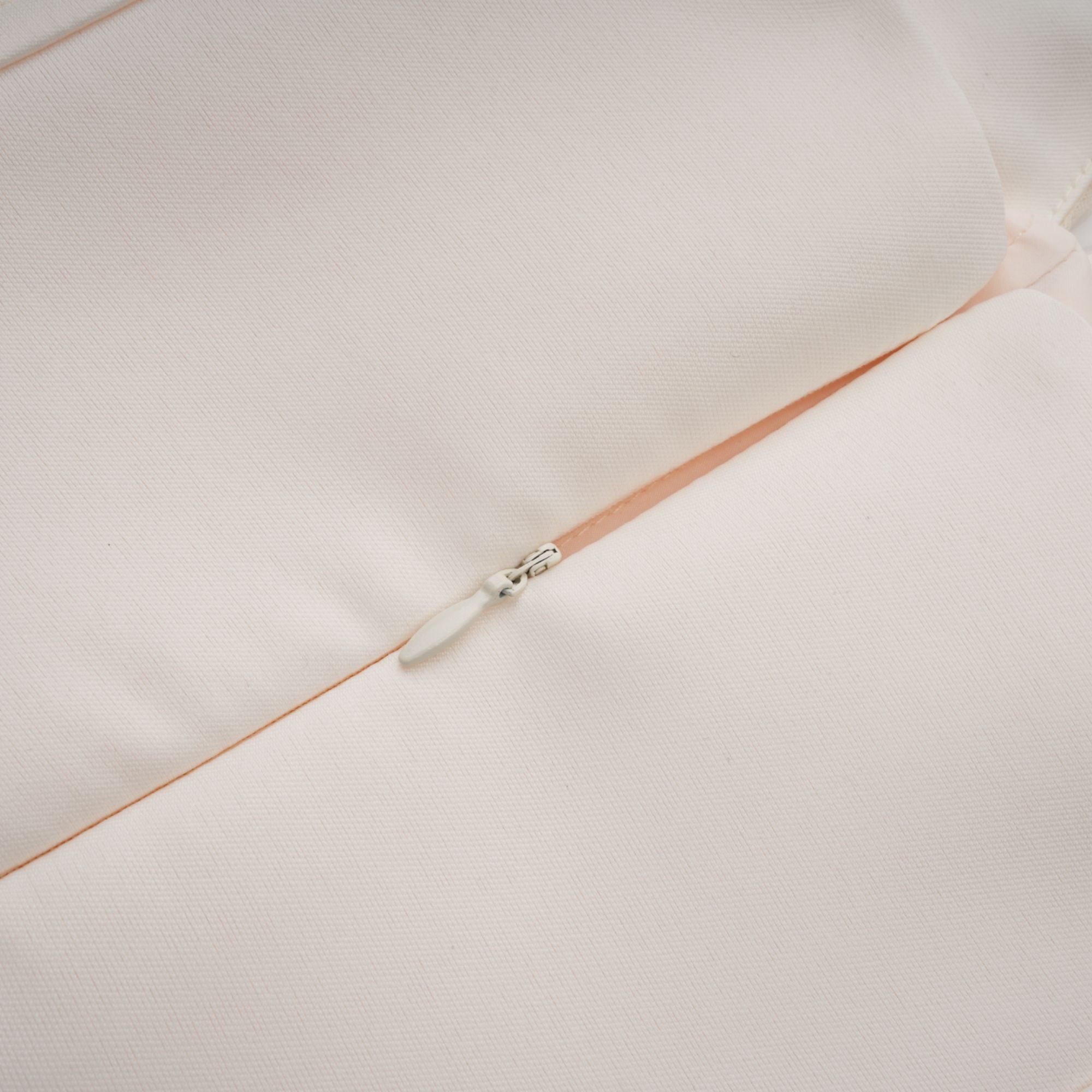 فستان شارلوت من التول متوسط الطول بفتحة رقبة على شكل حرف V