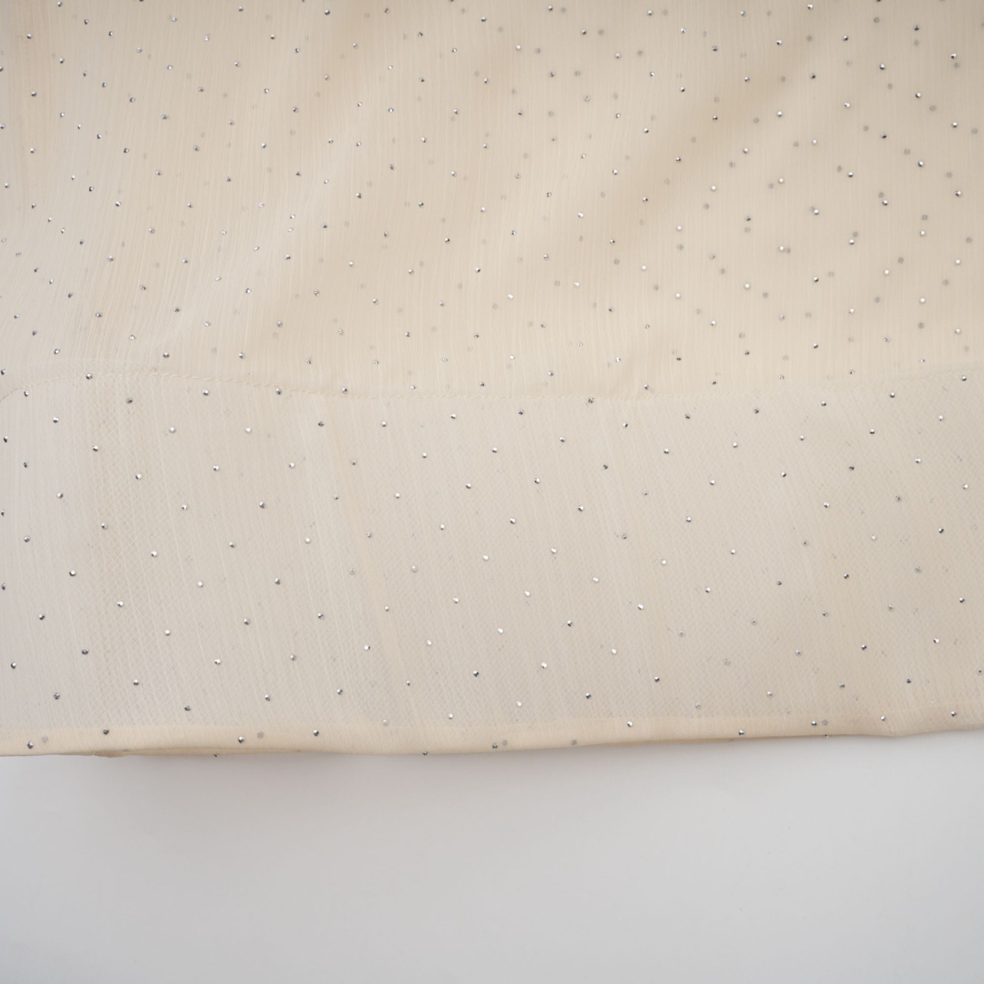 فستان شارلوت من التول متوسط الطول بفتحة رقبة على شكل حرف V