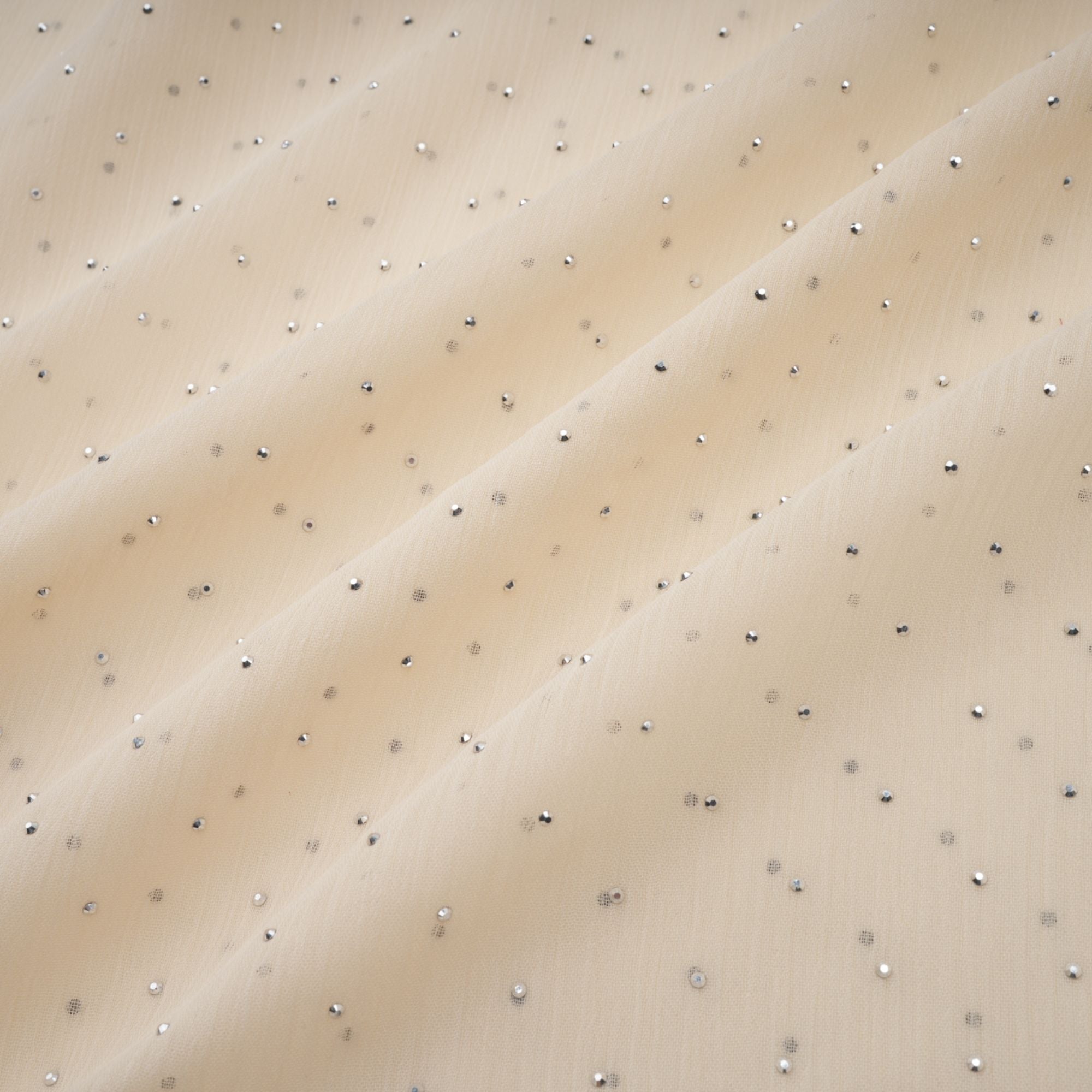 فستان شارلوت من التول متوسط الطول بفتحة رقبة على شكل حرف V