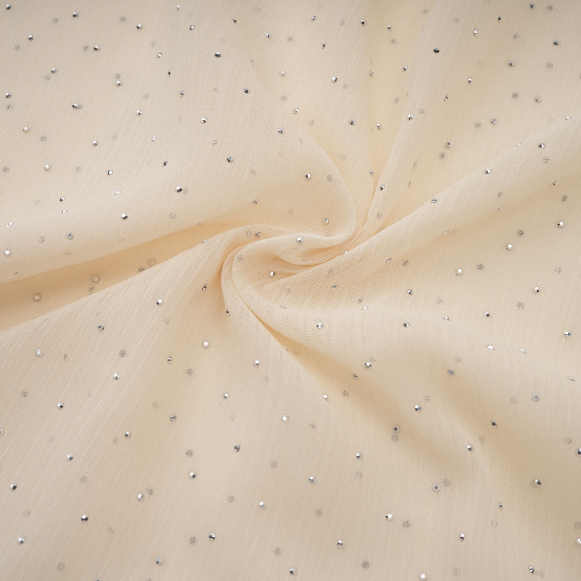 فستان شارلوت من التول متوسط الطول بفتحة رقبة على شكل حرف V