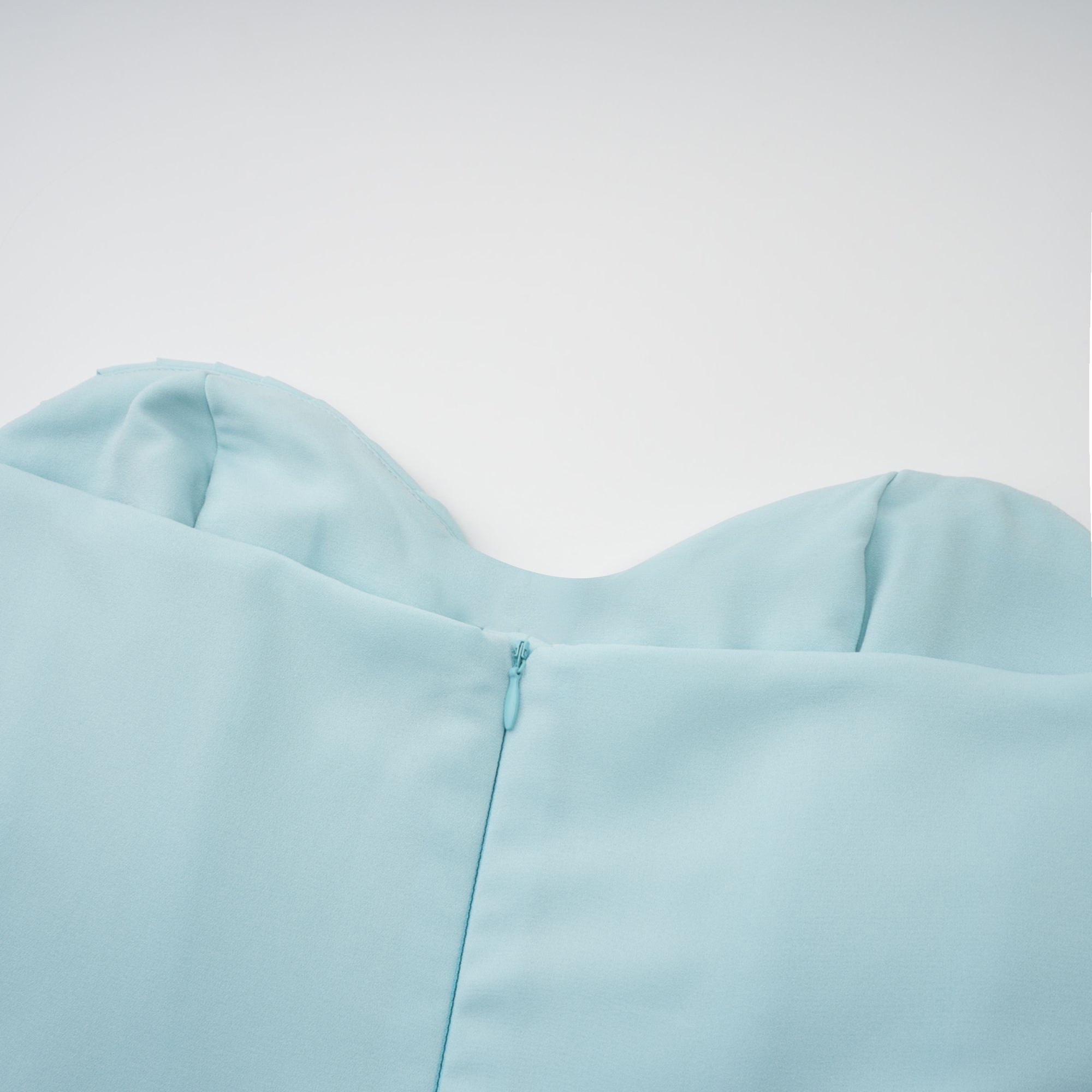 فستان ماكسي كارلوتا باللون الأزرق مع ثنيات