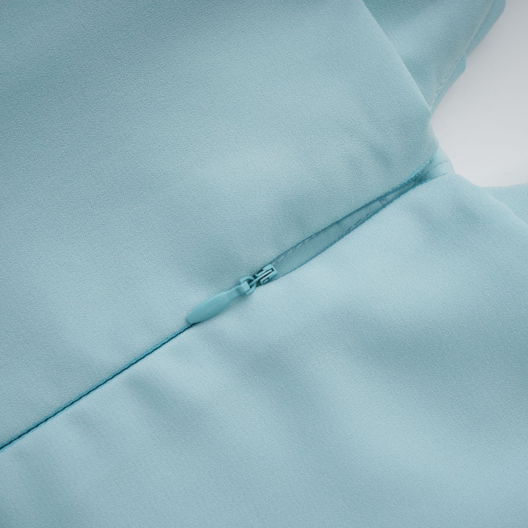 فستان ماكسي كارلوتا باللون الأزرق مع ثنيات