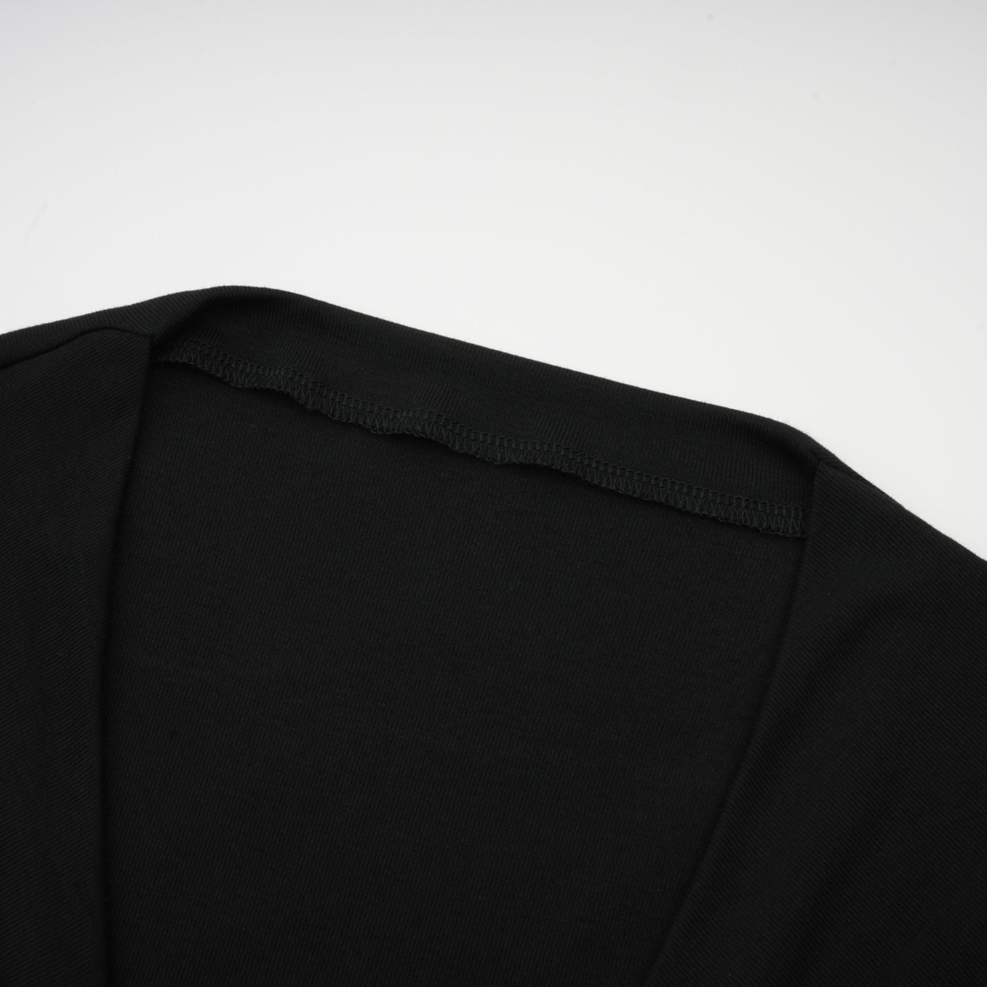 بلوزة أنايس السوداء المفتوحة من الأمام والمجمعة