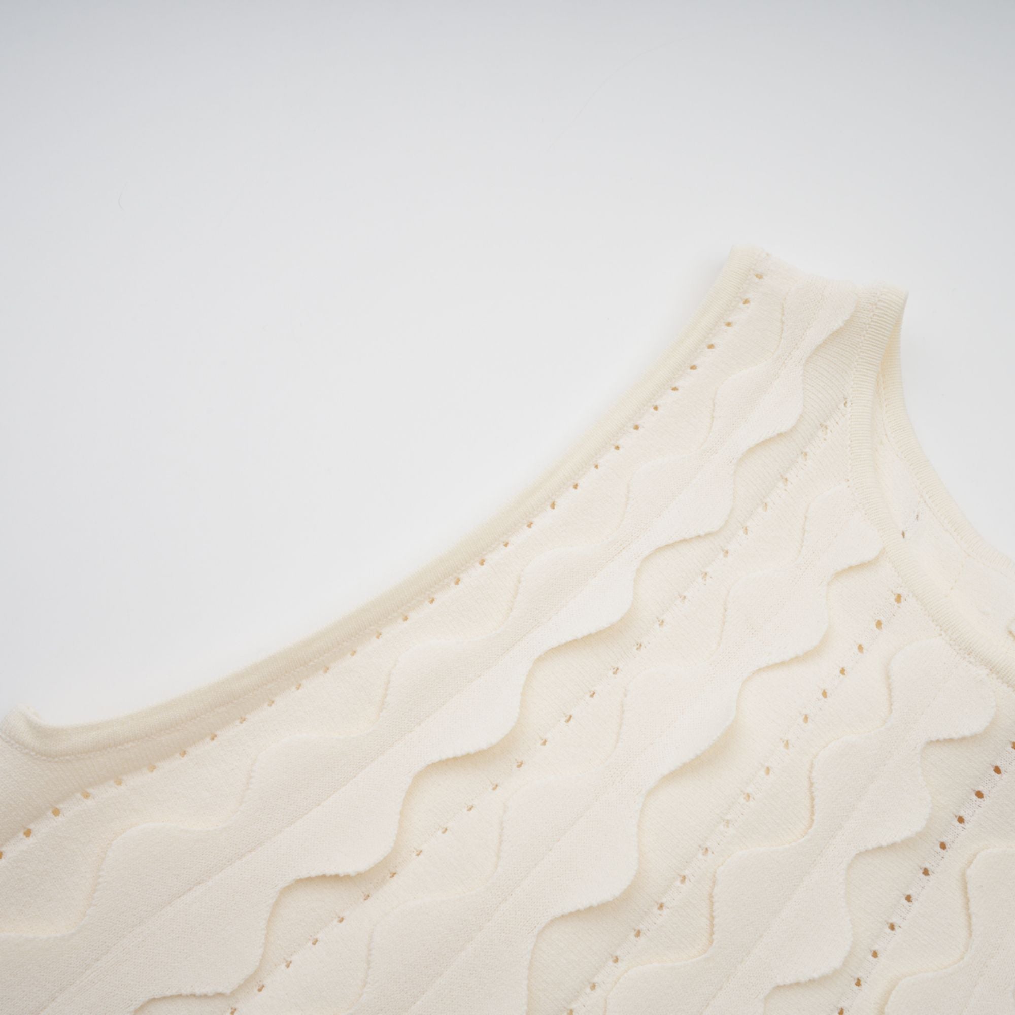 فستان Axelle الأبيض القصير بدون أكمام بتفاصيل متموجة