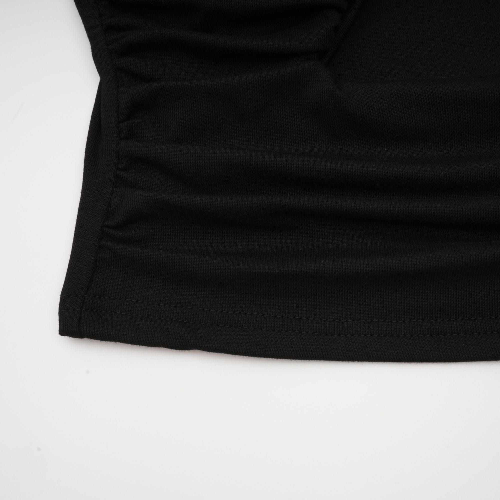 بلوزة أنايس السوداء المفتوحة من الأمام والمجمعة