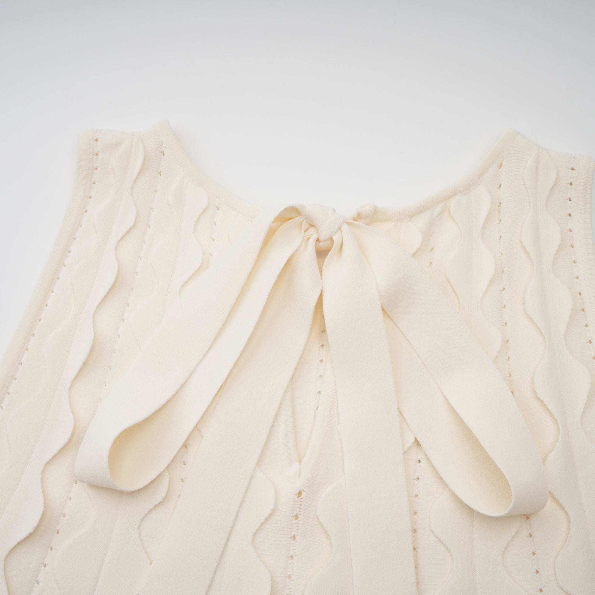 فستان Axelle الأبيض القصير بدون أكمام بتفاصيل متموجة