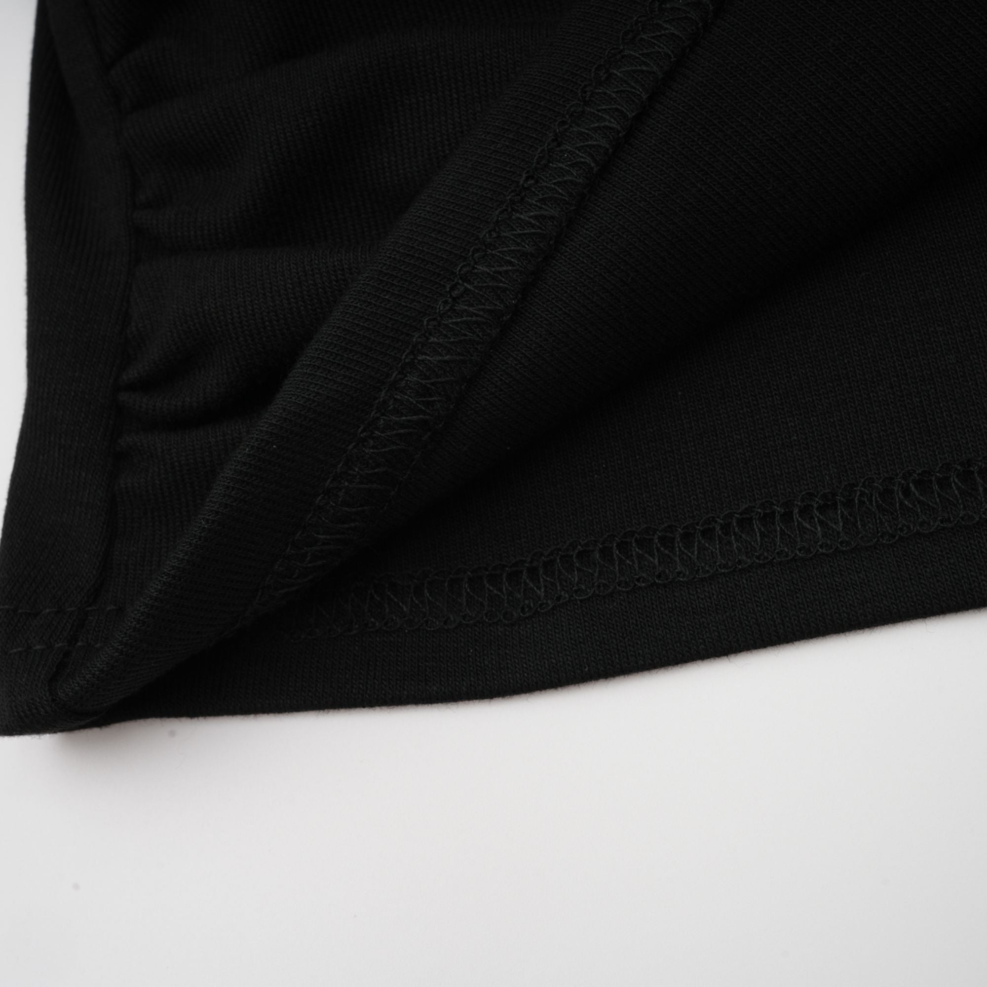 بلوزة أنايس السوداء المفتوحة من الأمام والمجمعة