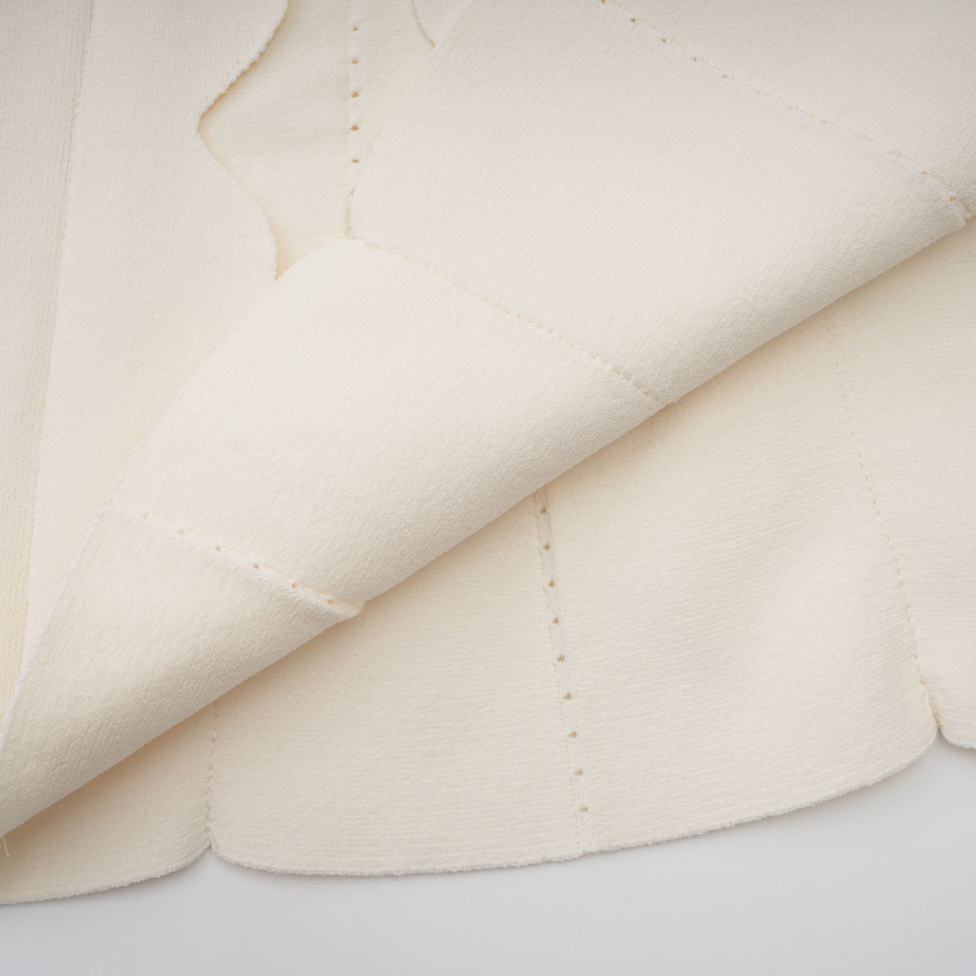 فستان Axelle الأبيض القصير بدون أكمام بتفاصيل متموجة