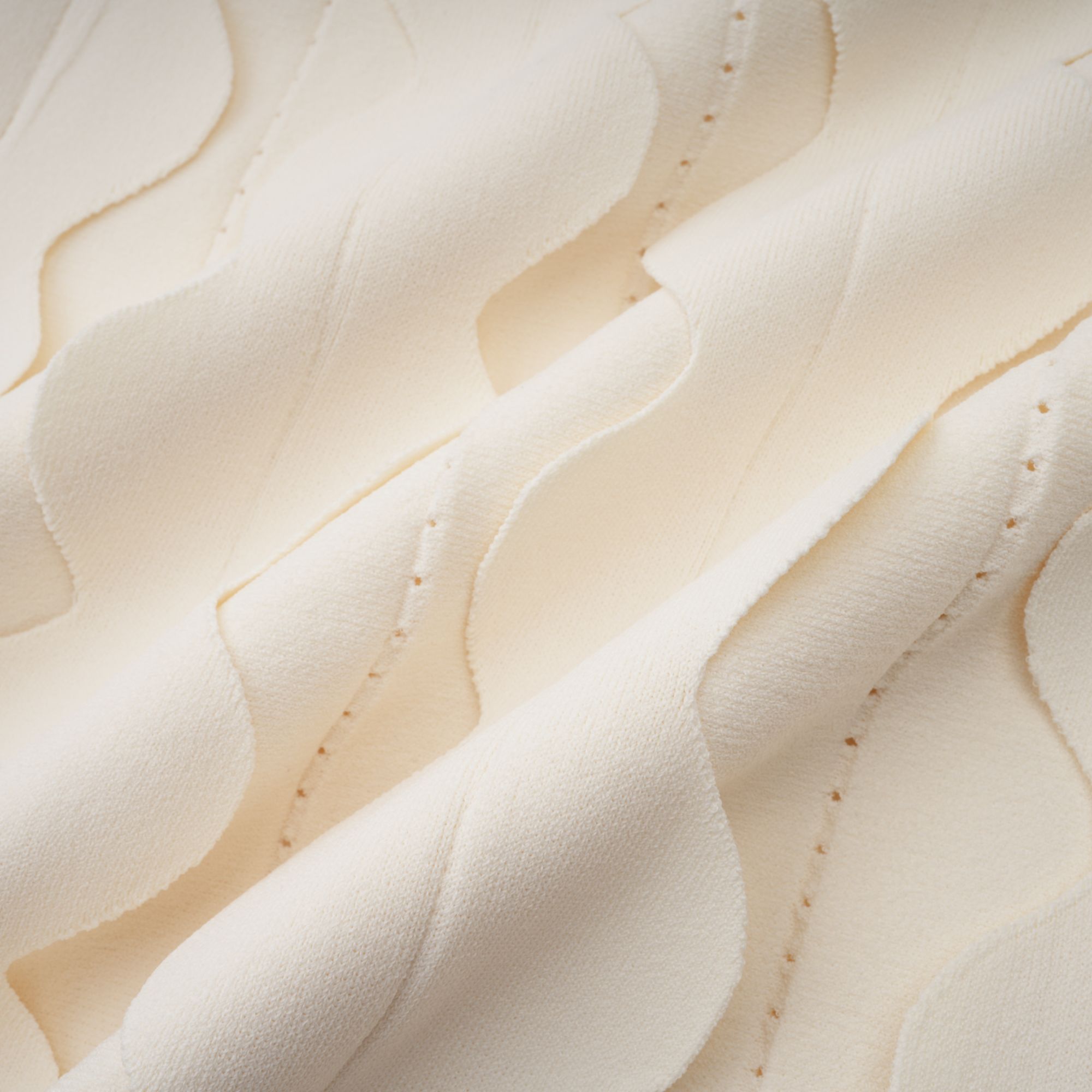 فستان Axelle الأبيض القصير بدون أكمام بتفاصيل متموجة