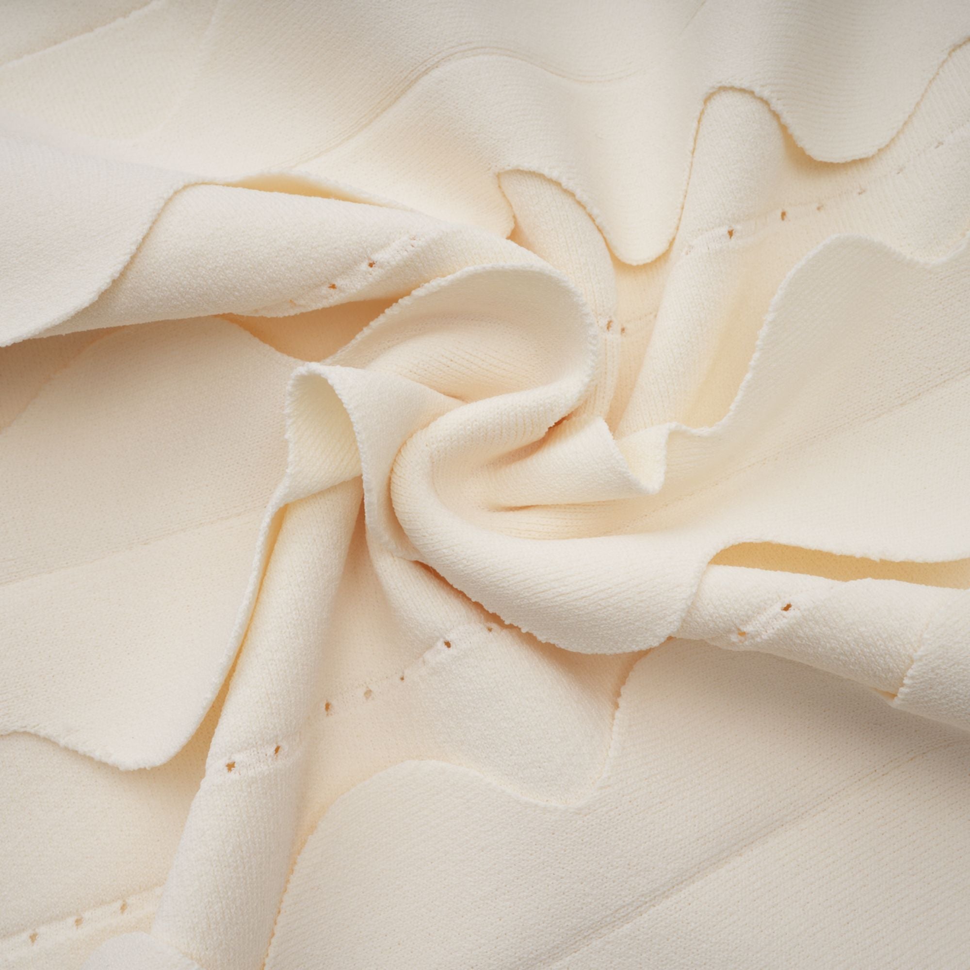 فستان Axelle الأبيض القصير بدون أكمام بتفاصيل متموجة