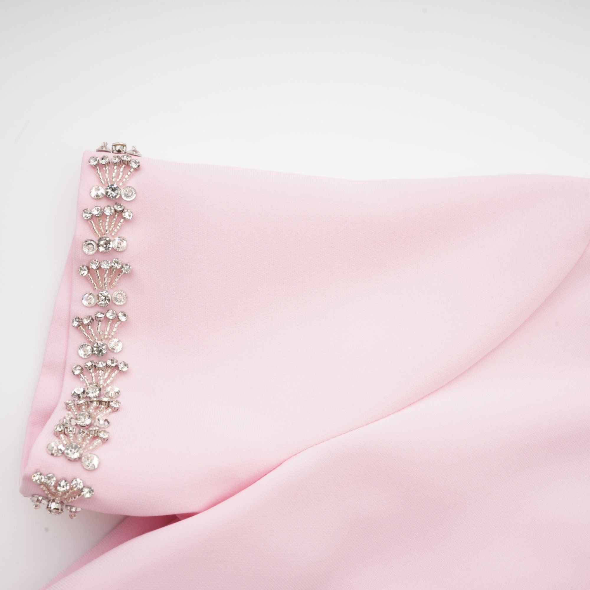 فستان كاسيوبيا متوسط الطول مع فيونكة وردية مزينة بالكريستال