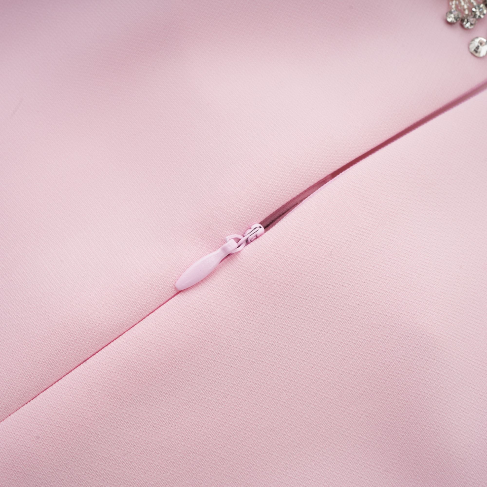 فستان كاسيوبيا متوسط الطول مع فيونكة وردية مزينة بالكريستال