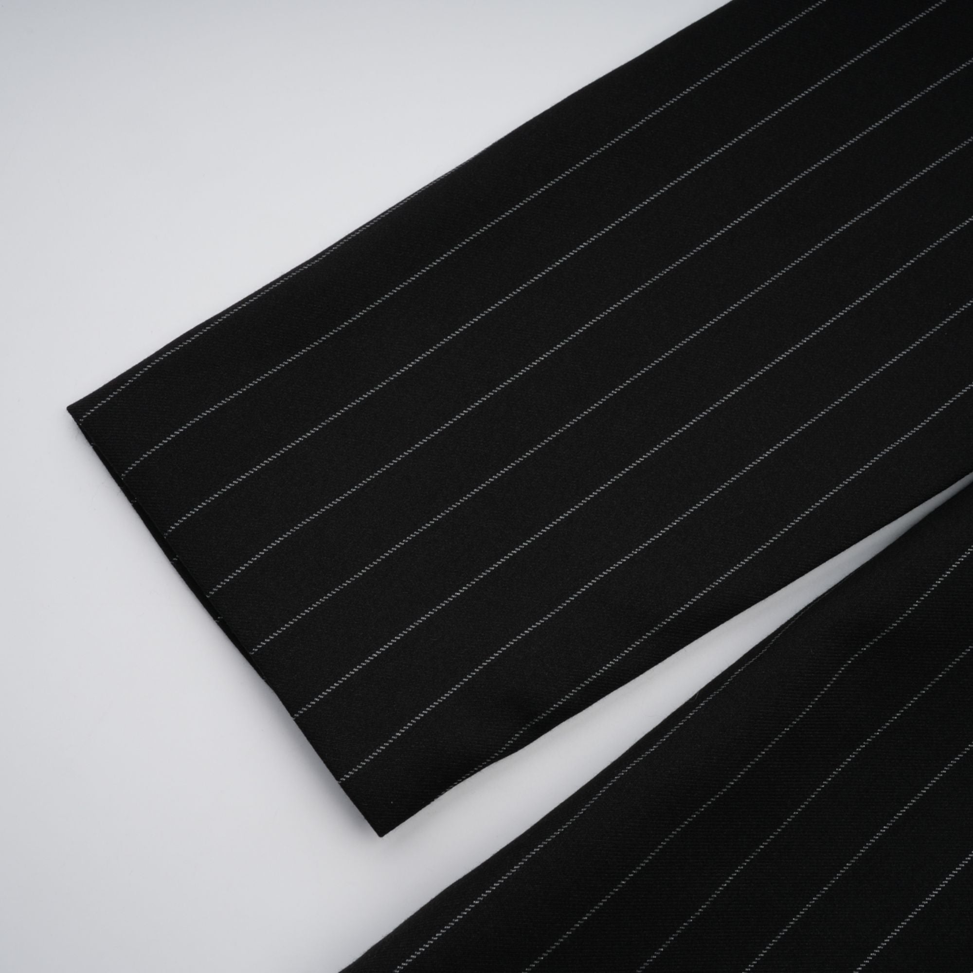 سترة ستيفانيا السوداء المخططة المفتوحة من الخلف