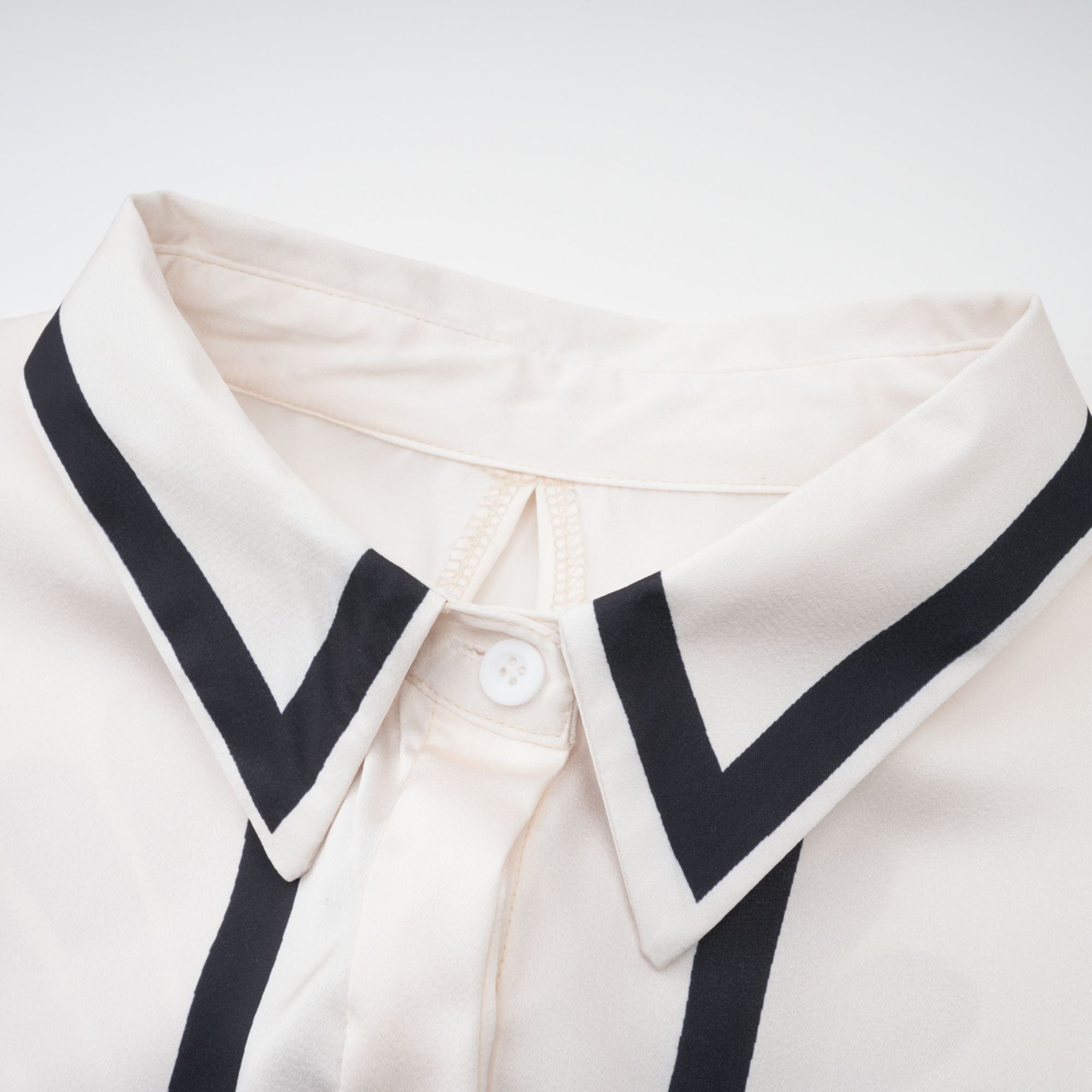 طقم قميص وبنطلون متناسق بطبعة جرافيكية من Amaranta