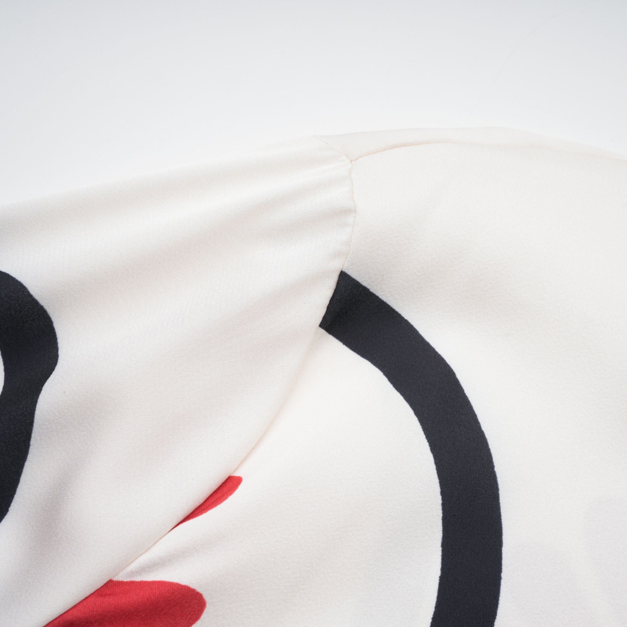 طقم قميص وبنطلون متناسق بطبعة جرافيكية من Amaranta