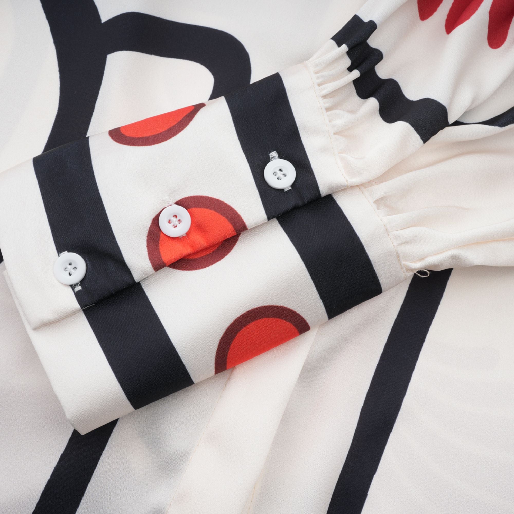 طقم قميص وبنطلون متناسق بطبعة جرافيكية من Amaranta