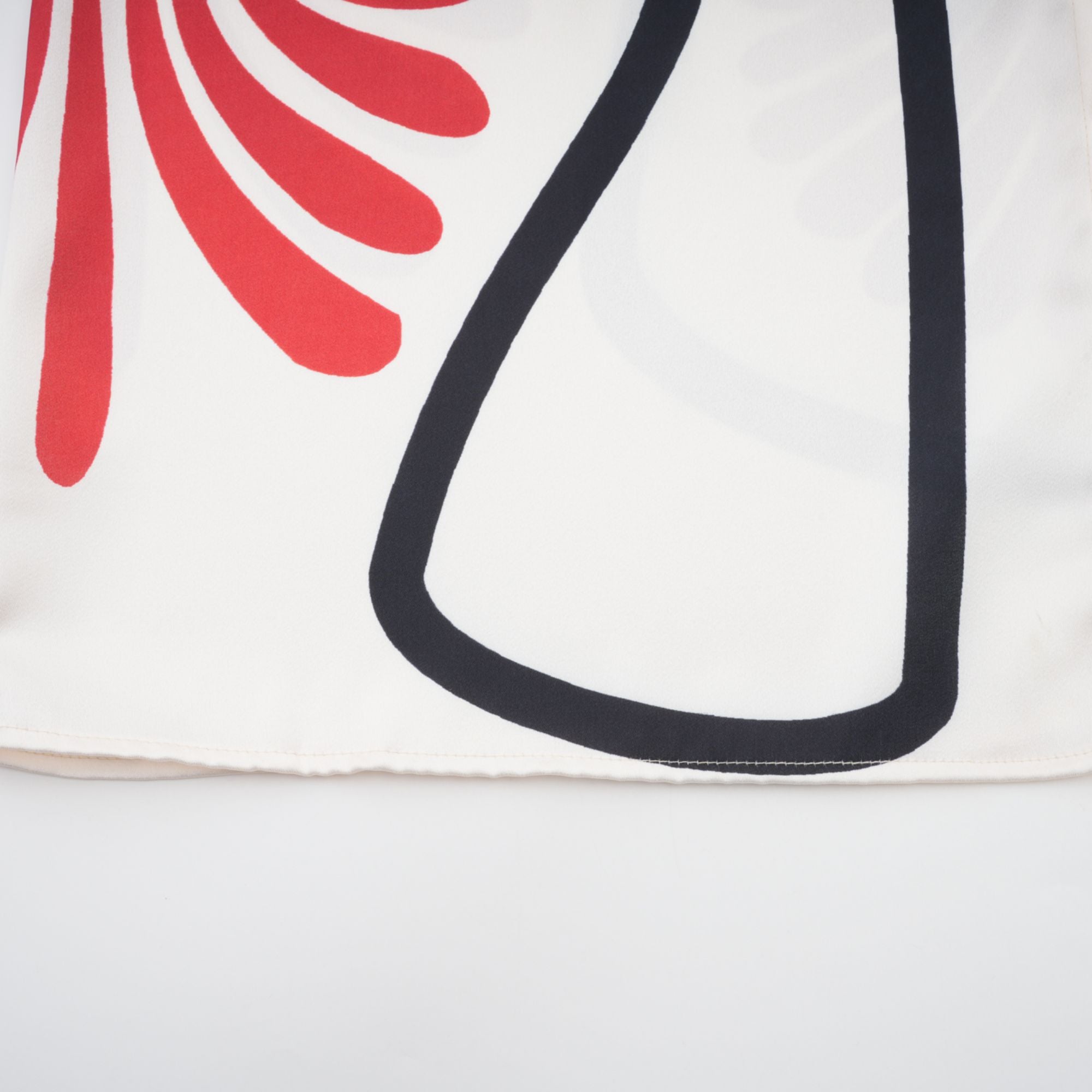 طقم قميص وبنطلون متناسق بطبعة جرافيكية من Amaranta