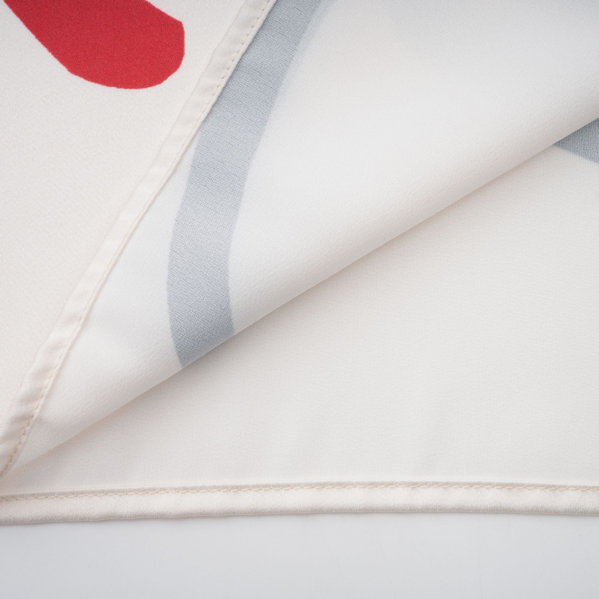 طقم قميص وبنطلون متناسق بطبعة جرافيكية من Amaranta