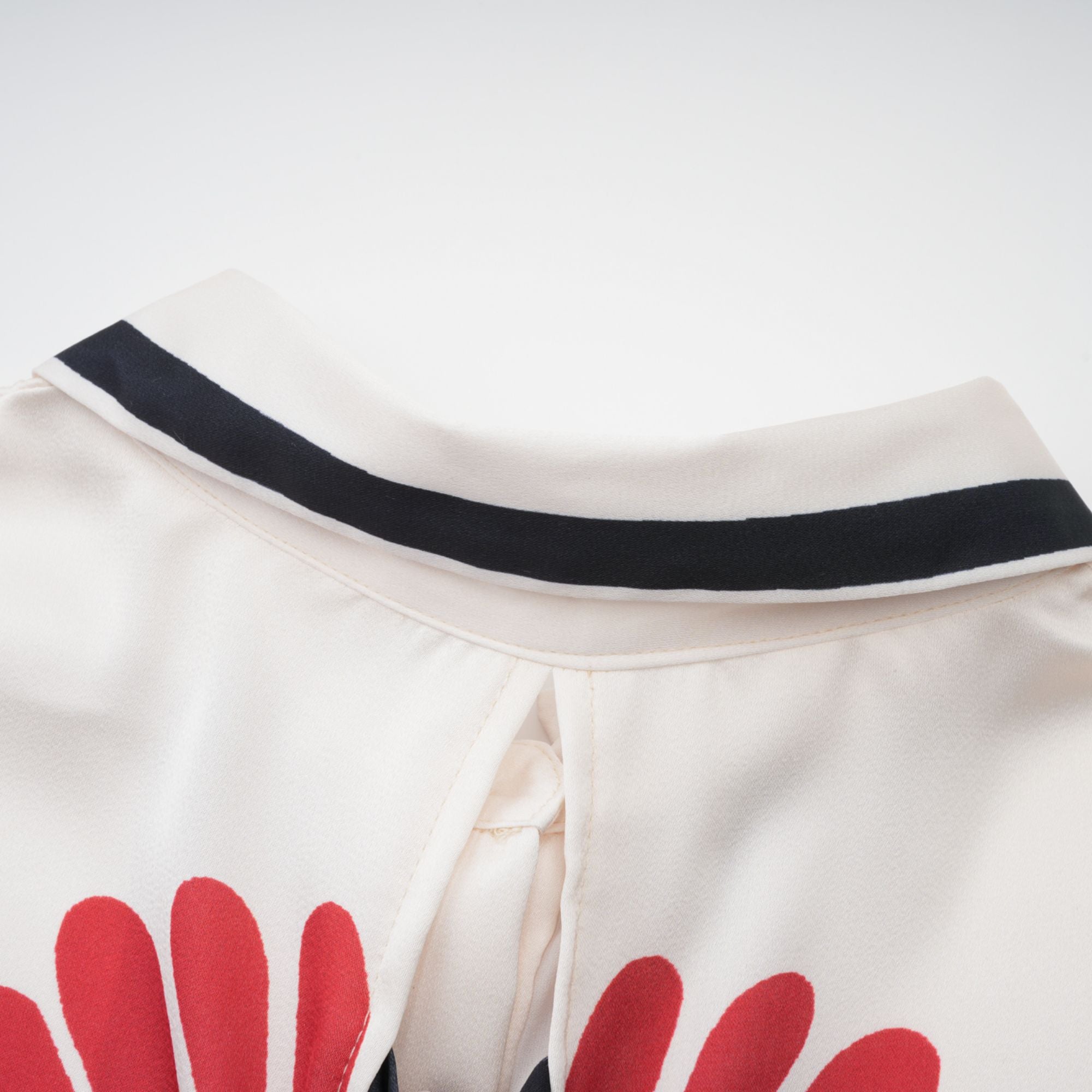 طقم قميص وبنطلون متناسق بطبعة جرافيكية من Amaranta